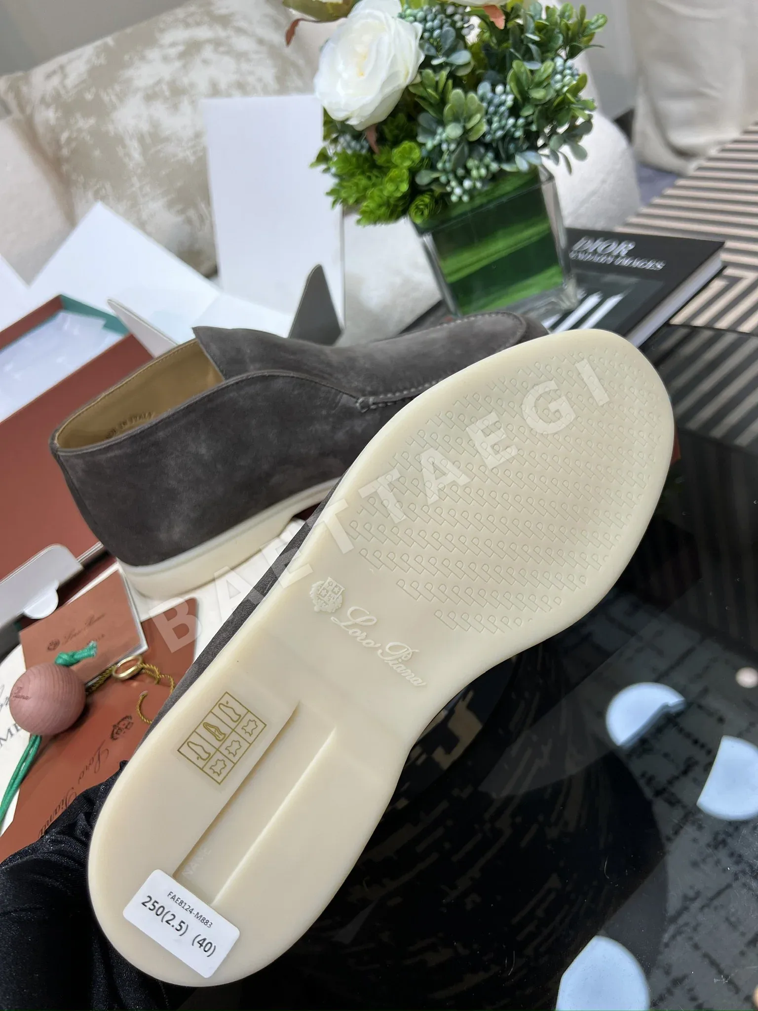 로로피아나 오픈워크 화이트 하이탑 로퍼 남성 신발 상세 이미지 8