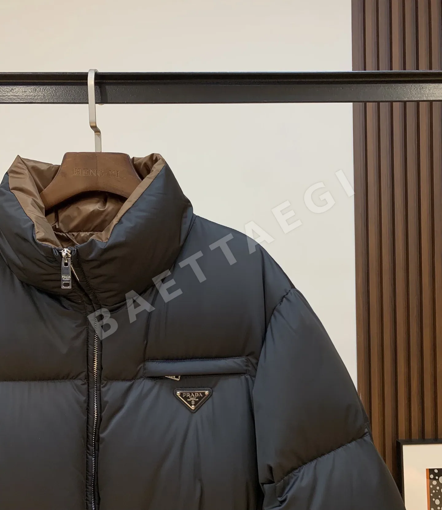 프라다 화이트 구스 다운 여성 패딩 상세 이미지 3