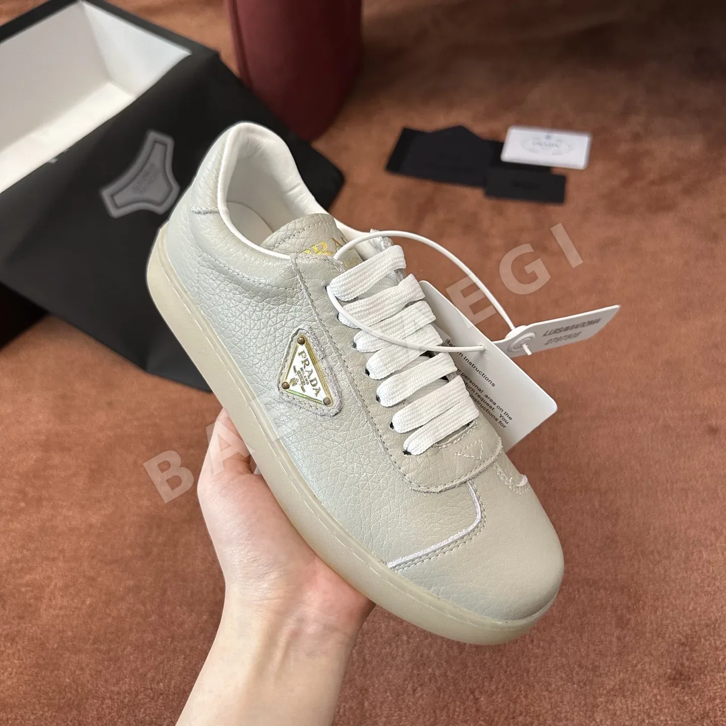 프라다(Prada) 스웨이드 스니커즈 상세 이미지 3