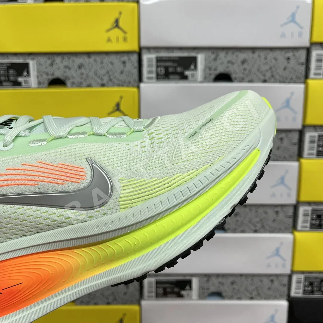 나이키 줌 보메로 18 HM6803-300 201097 Nike Zoom Vomero 18 상세 이미지 9