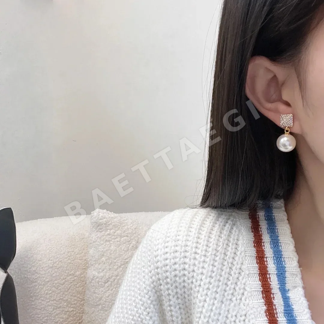 발렌티노 다이아몬드 장식 진주 귀걸이 상세 이미지 2