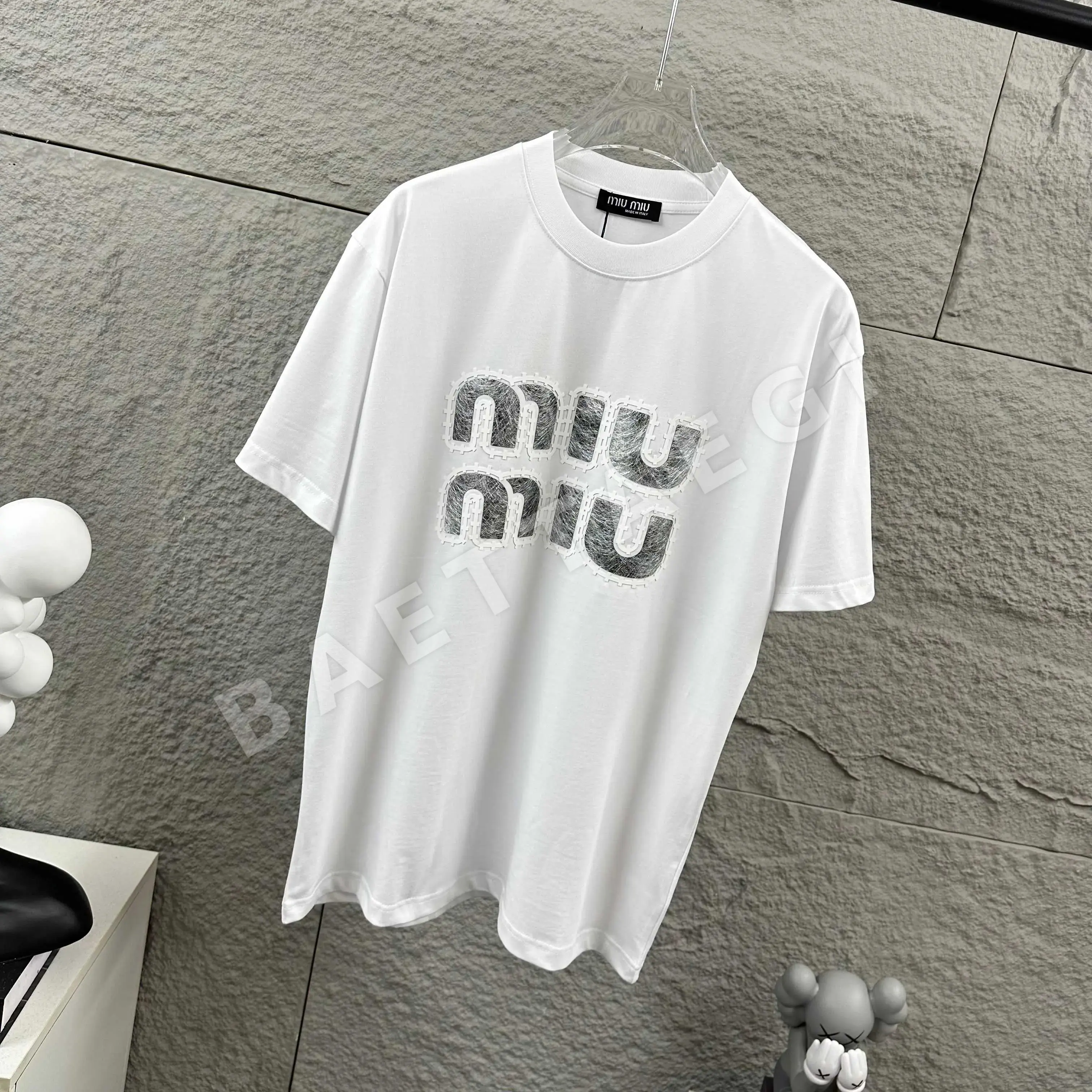 미우미우 3D 레터 투톤 실리콘 코튼 반팔 티셔츠 상세 이미지 2