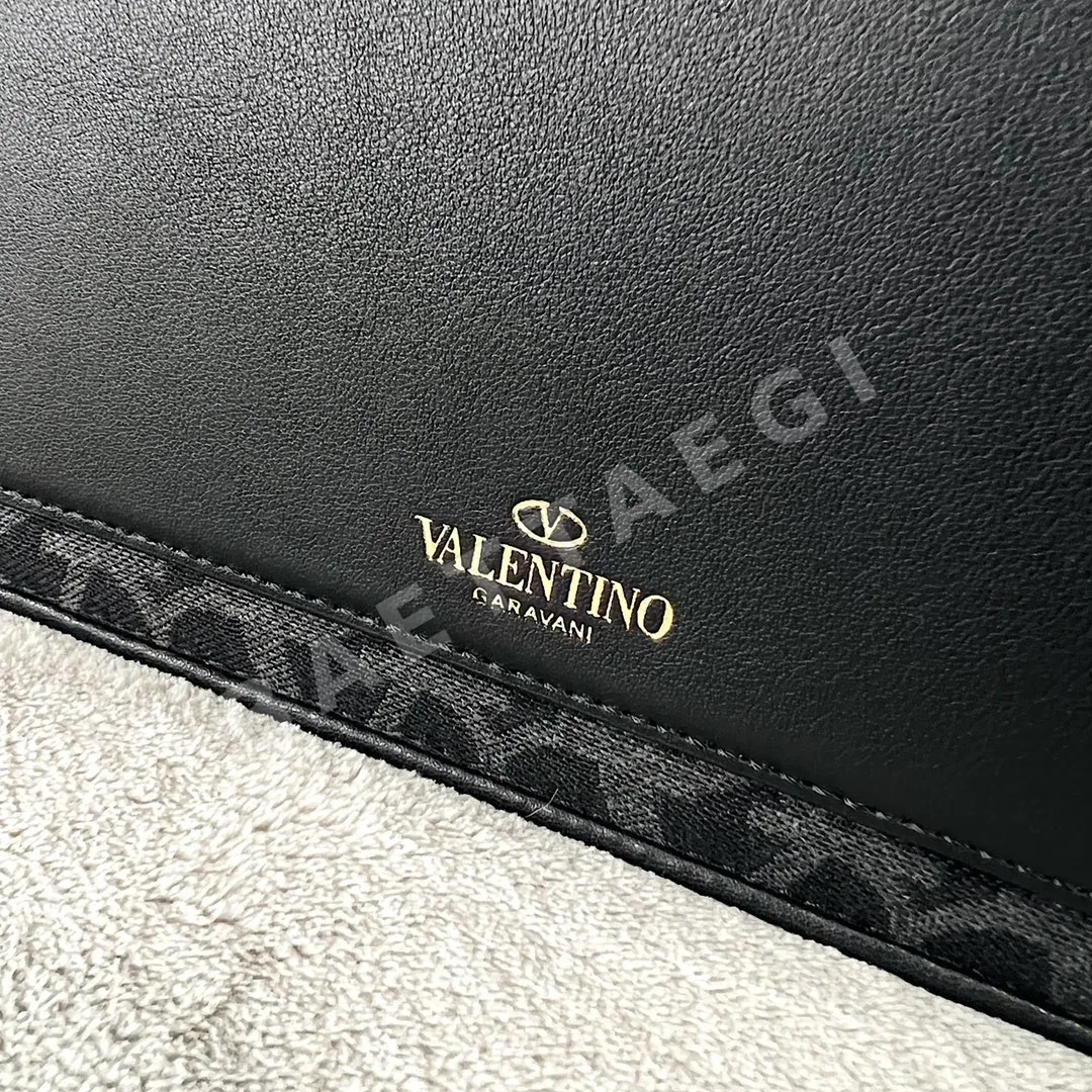발렌티노 가라바니 V로고 카프스킨 핸드백 상세 이미지 9