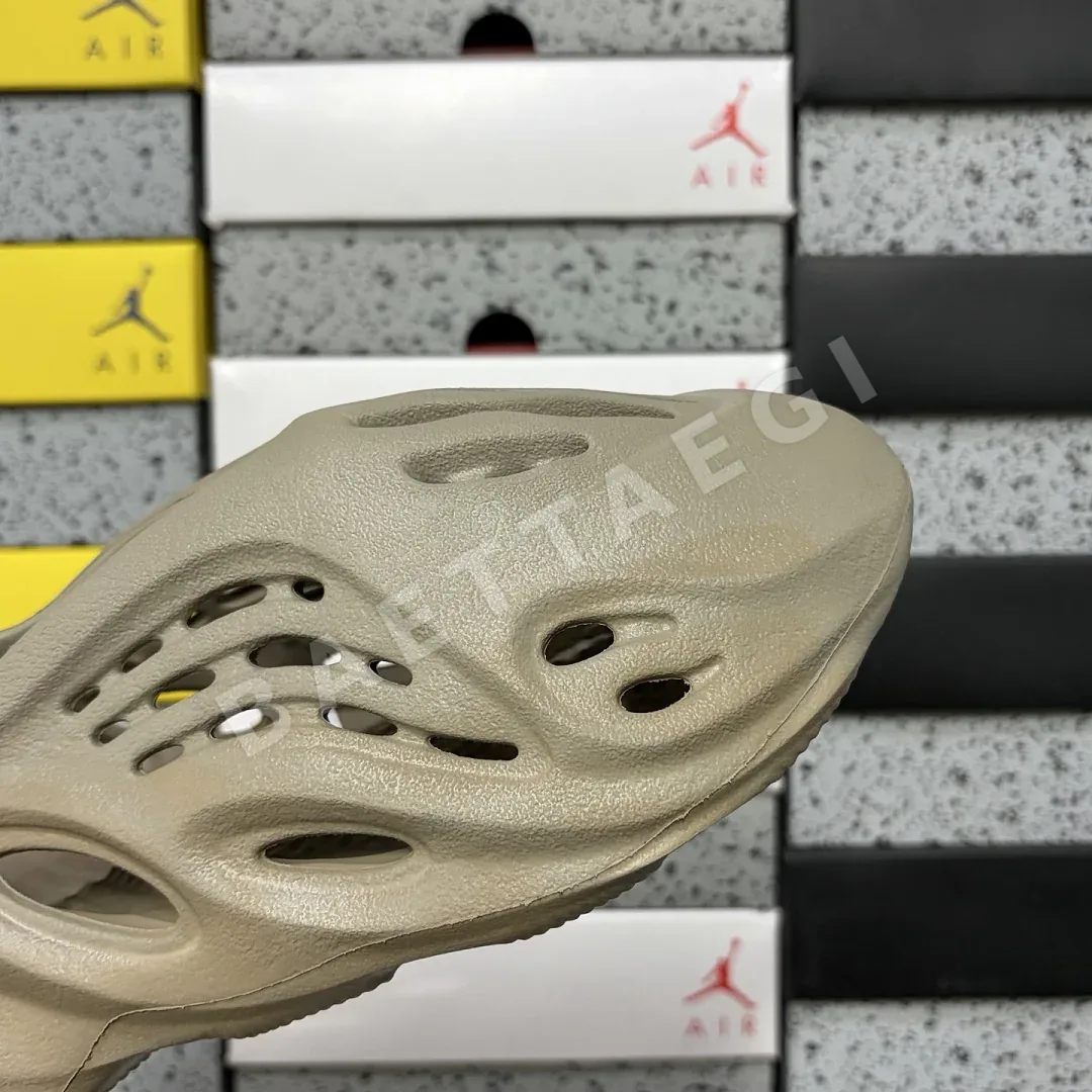 아디다스 [LW] 이지 폼 RNNR GX4472 200636 Adidas Yeezy Foam RNNR Stone Sage 상세 이미지 4