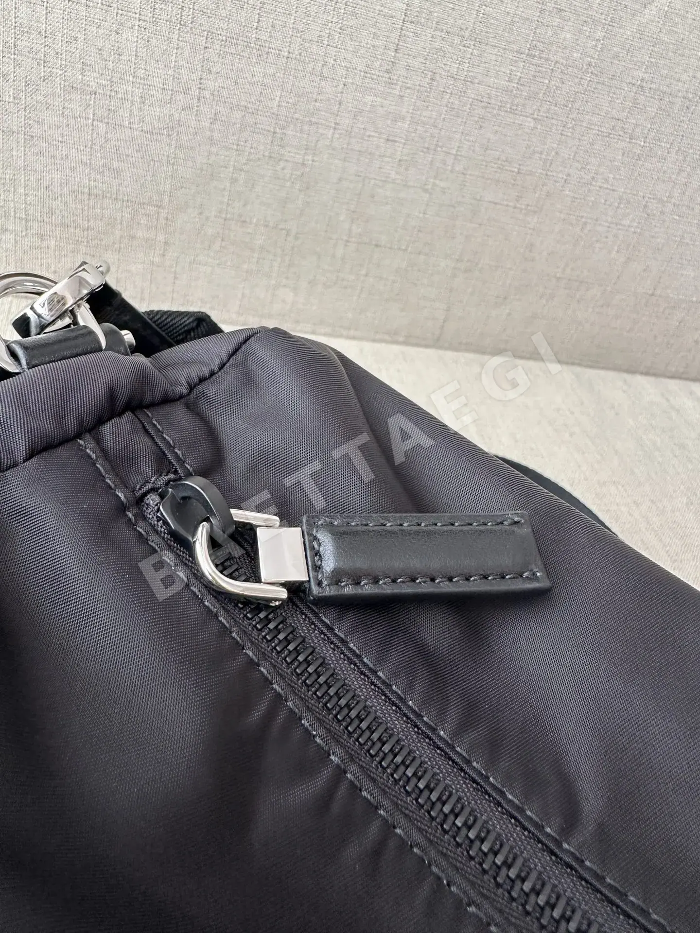 프라다 익스플로어 나일론 가죽 호보 숄더백 상세 이미지 7