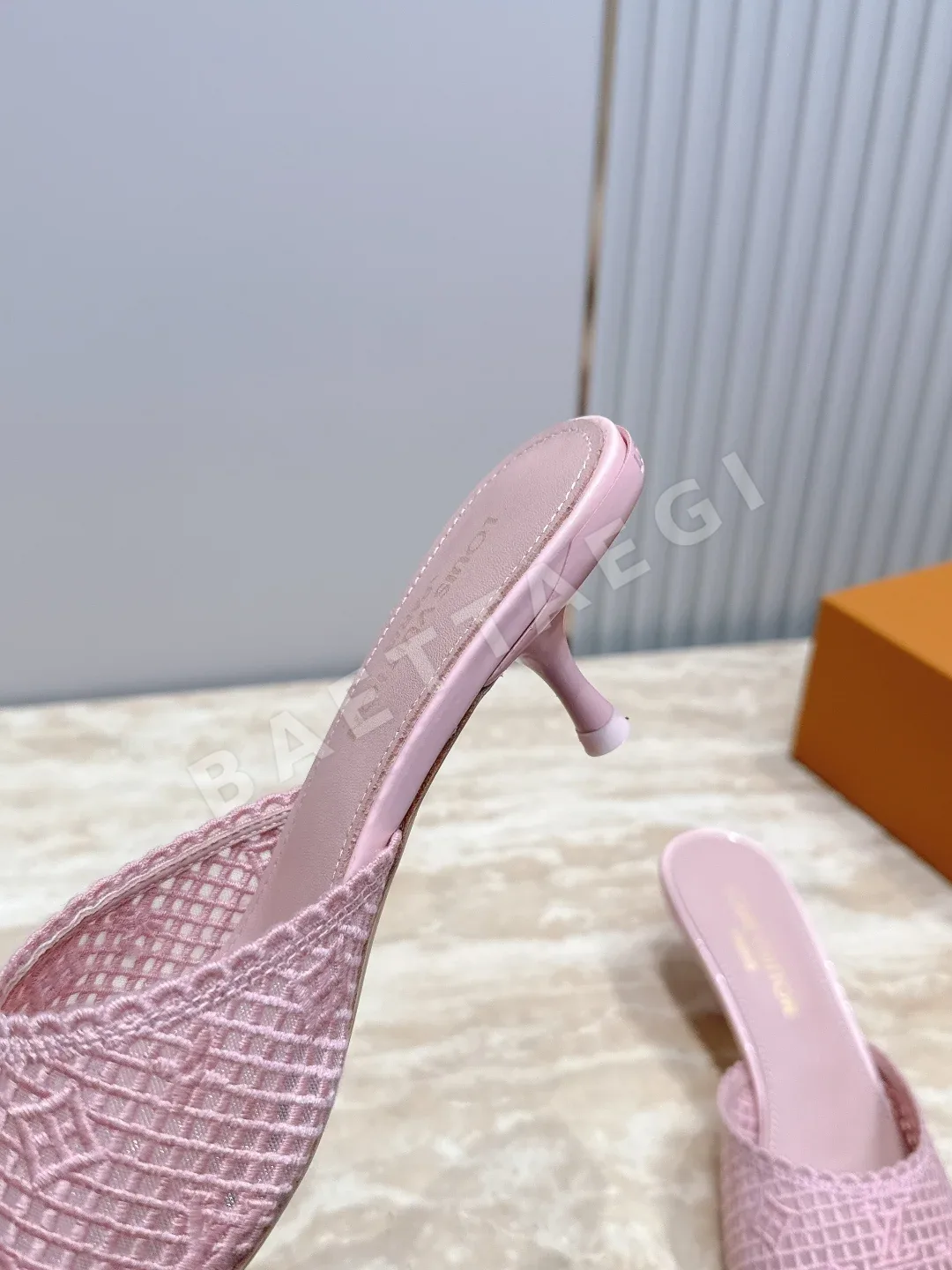 루이비통 6 AM 레터 자수 메시 샌들 힐 상세 이미지 4