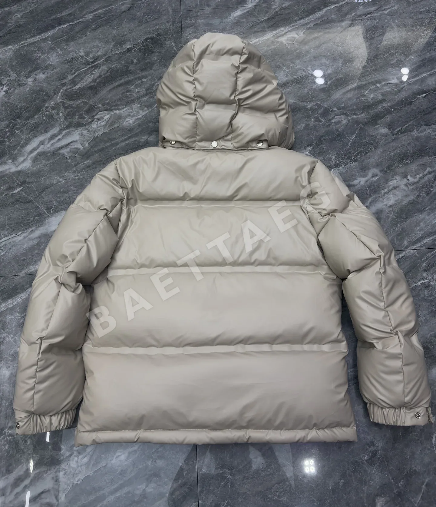 프라다 삼각 로고 남성 패딩 상세 이미지 8