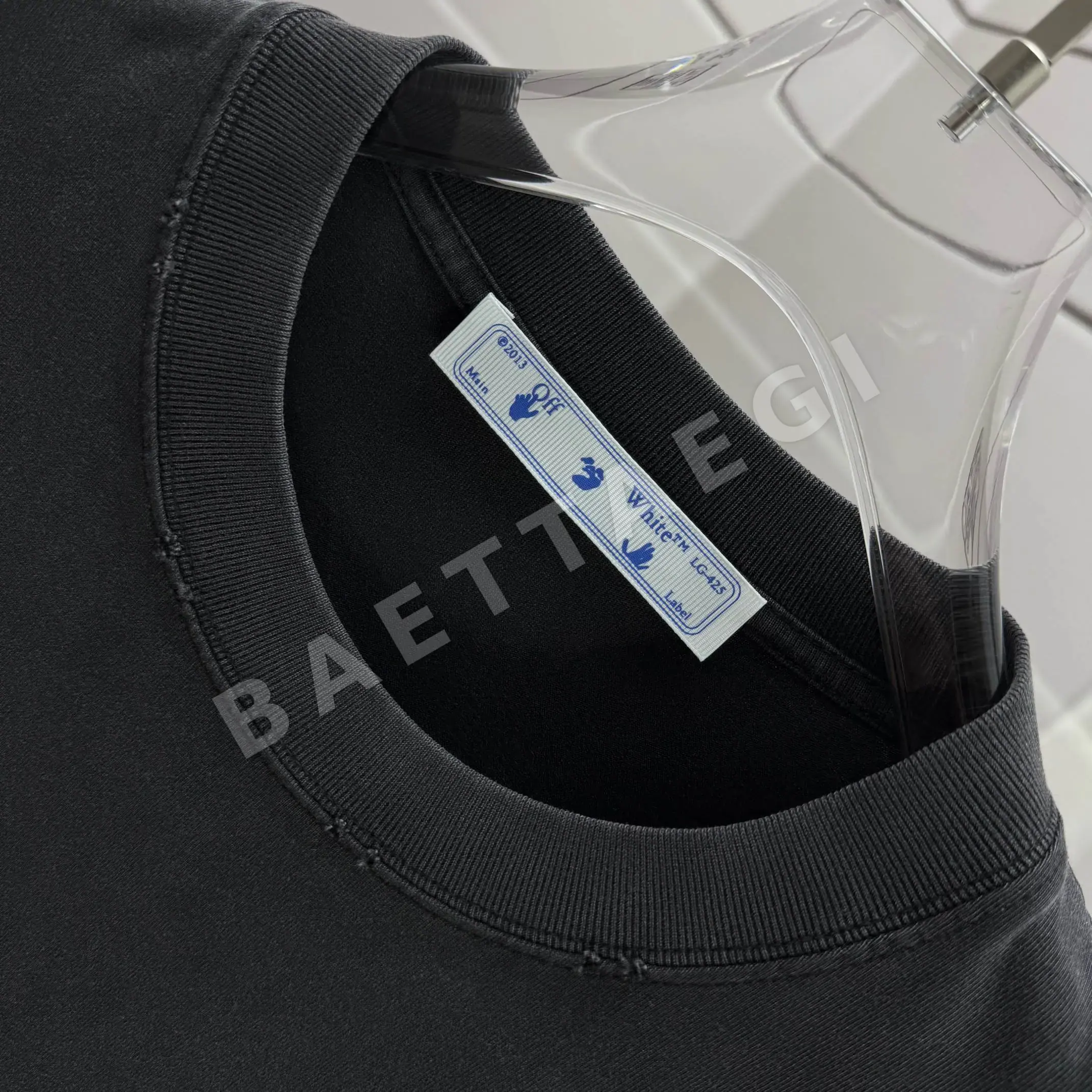 오프화이트 워시 가공 데미지 크루넥 남성 반팔 티셔츠 상세 이미지 4