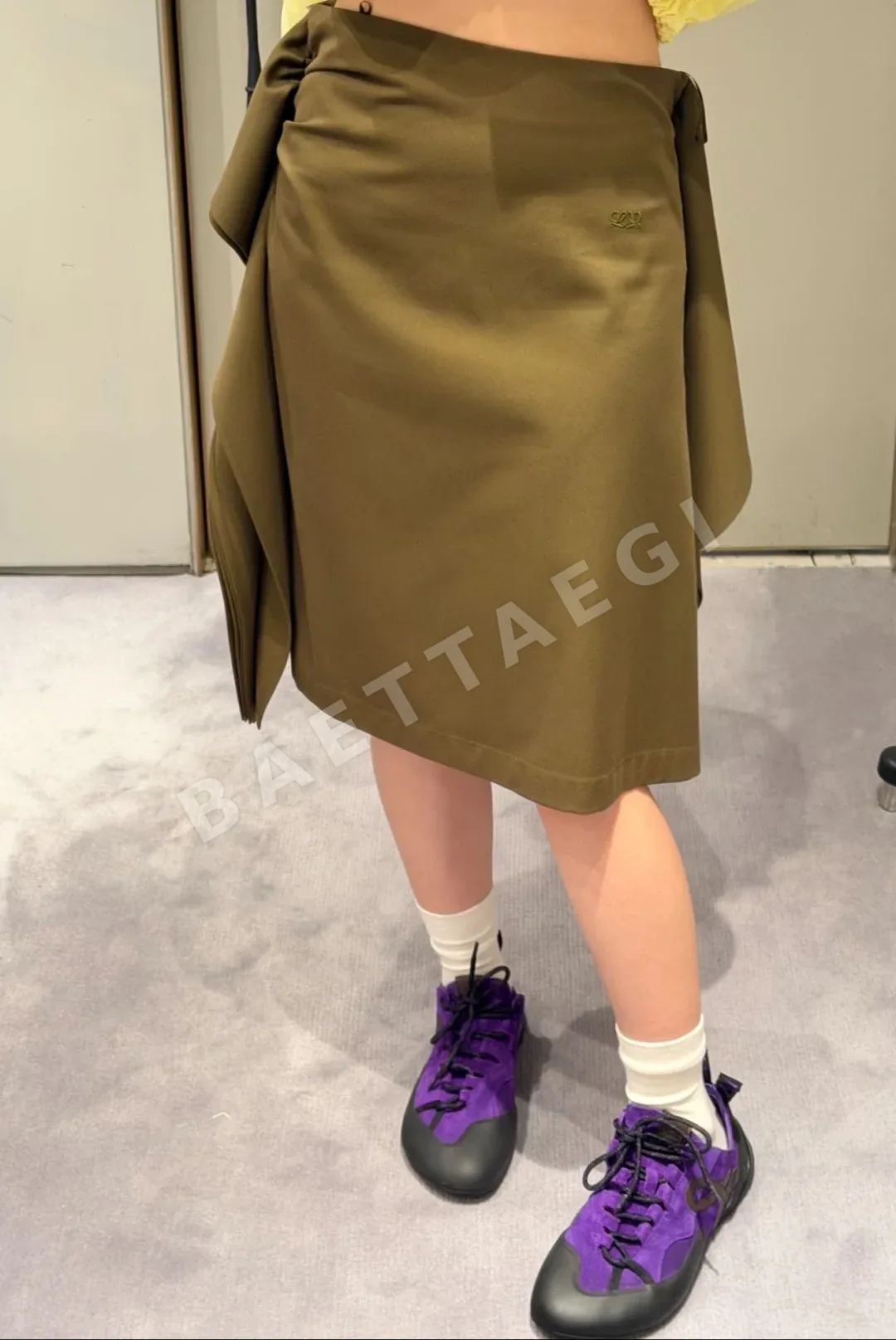 로에베 오리브 그린 이레귤러 미디 스커트 상세 이미지 2