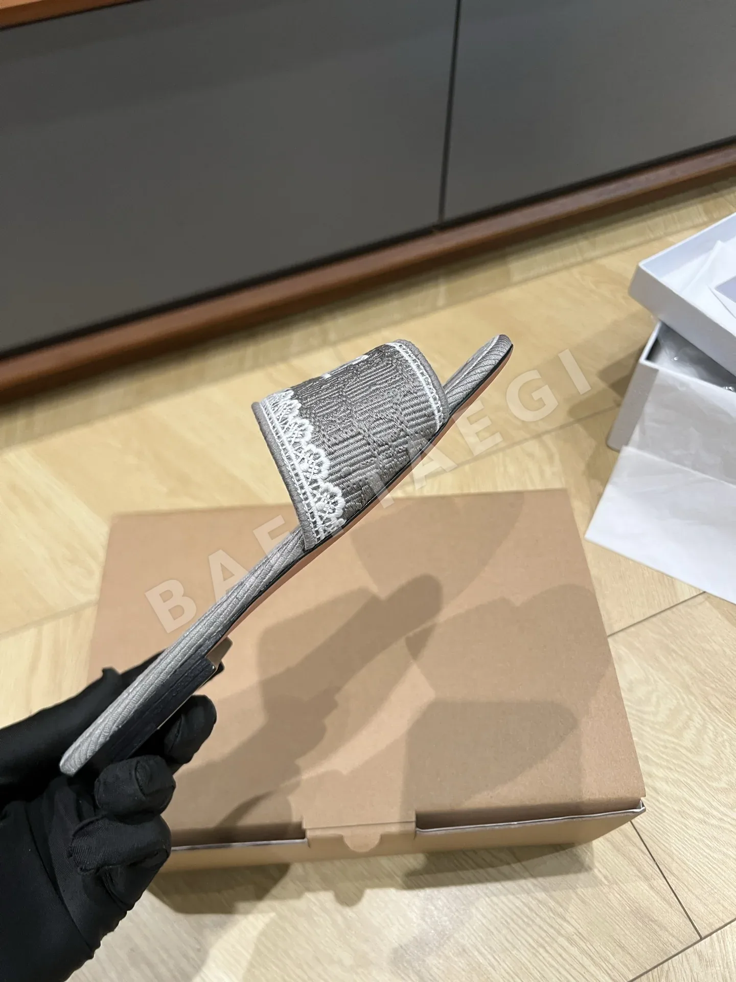 디올 자수 자카드 청키힐 샌들 상세 이미지 7