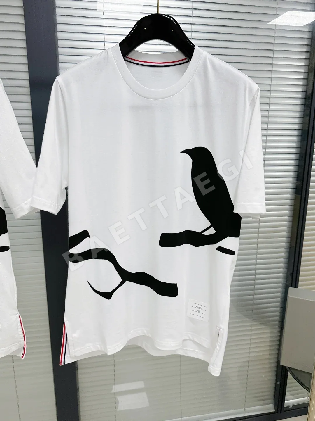 톰브라운 그래피티 시리즈 남성 반팔 티셔츠 상세 이미지 7
