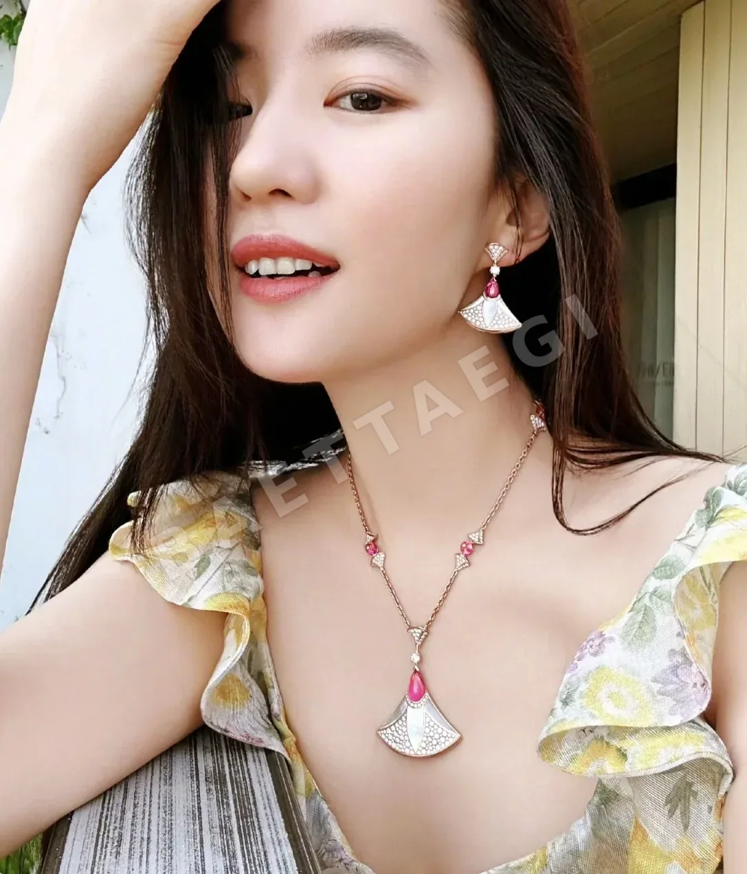 불가리 로즈골드 로마 부채 모양 목걸이 상세 이미지 3