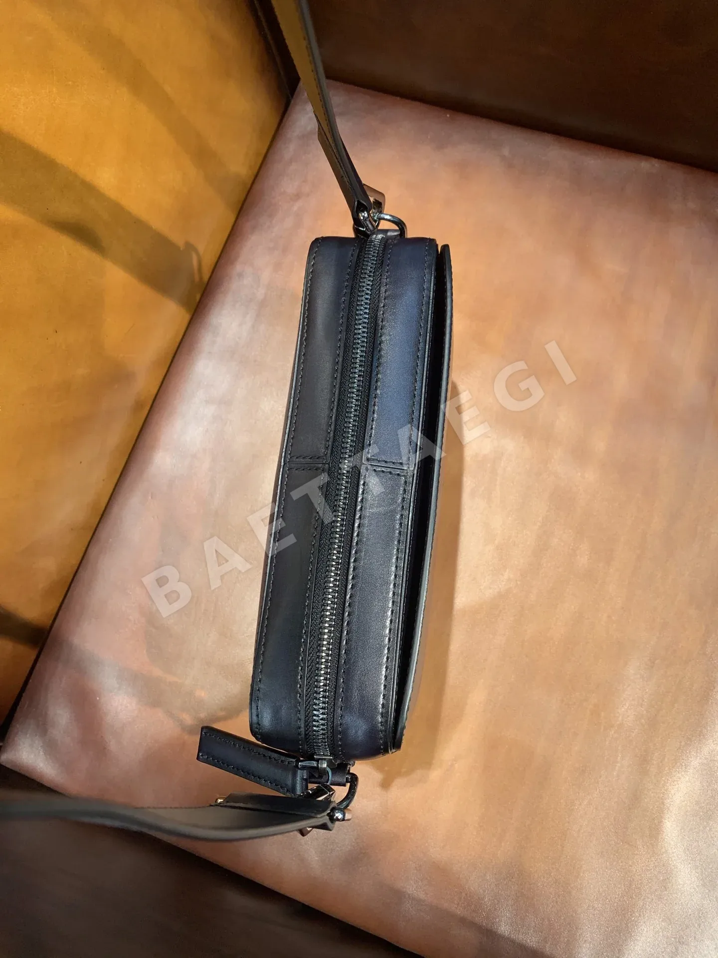벨루티 카프스킨 크로스바디 가방 상세 이미지 4