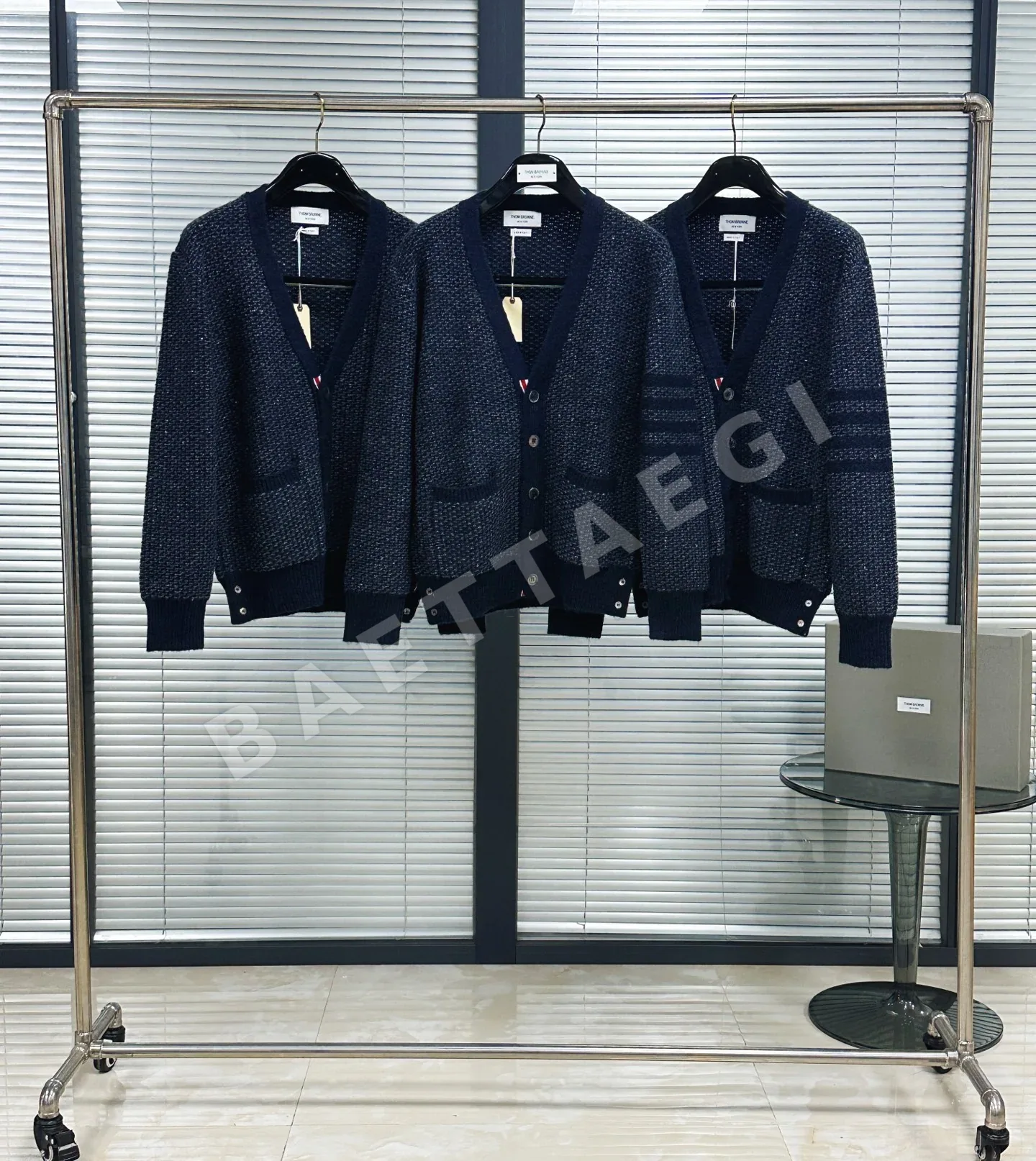 톰브라운 울 청키 니트 4바 스트라이프 남성 가디건 상세 이미지 1