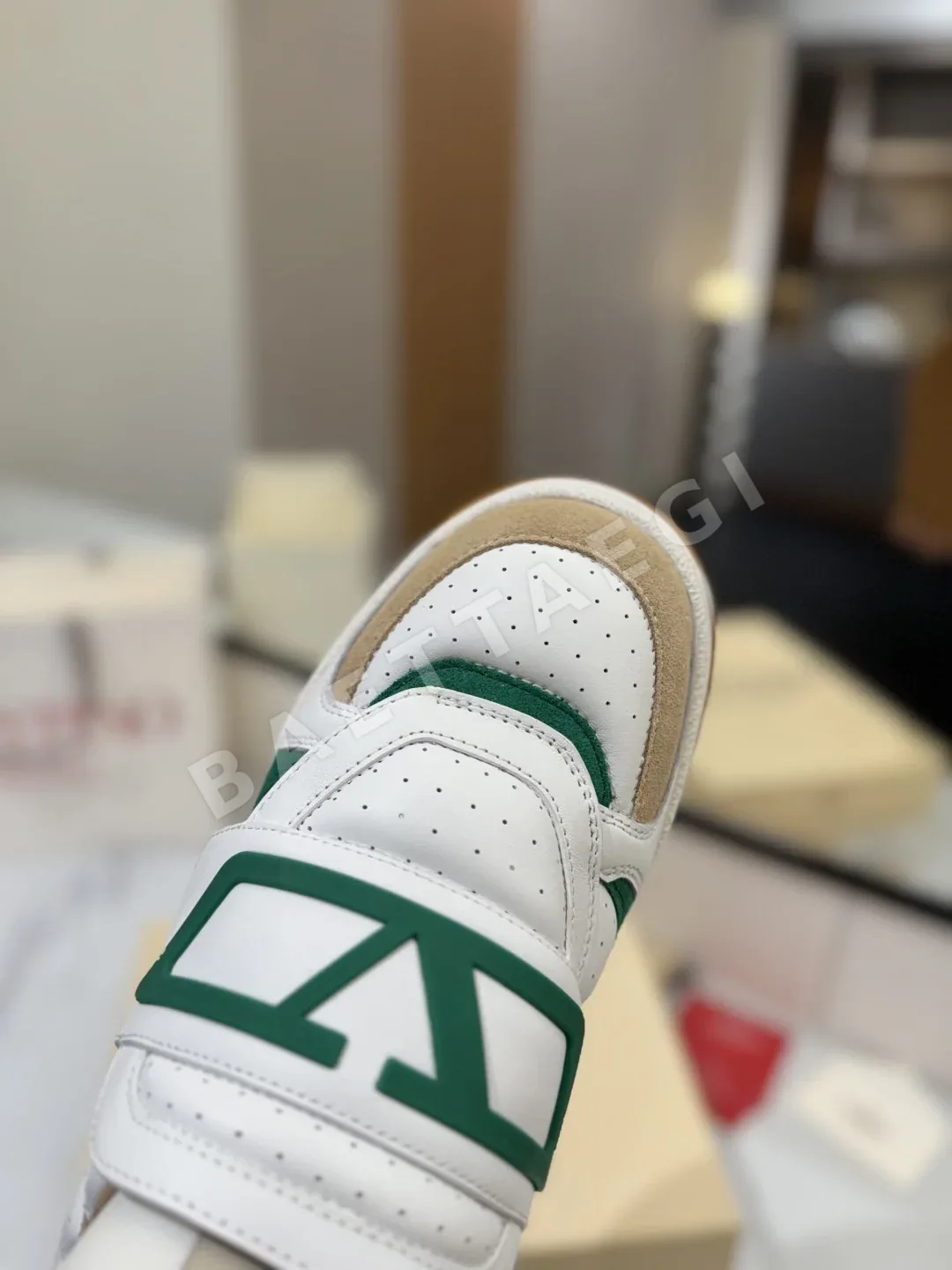발렌티노 천공 가죽 캐주얼 운동화 상세 이미지 6