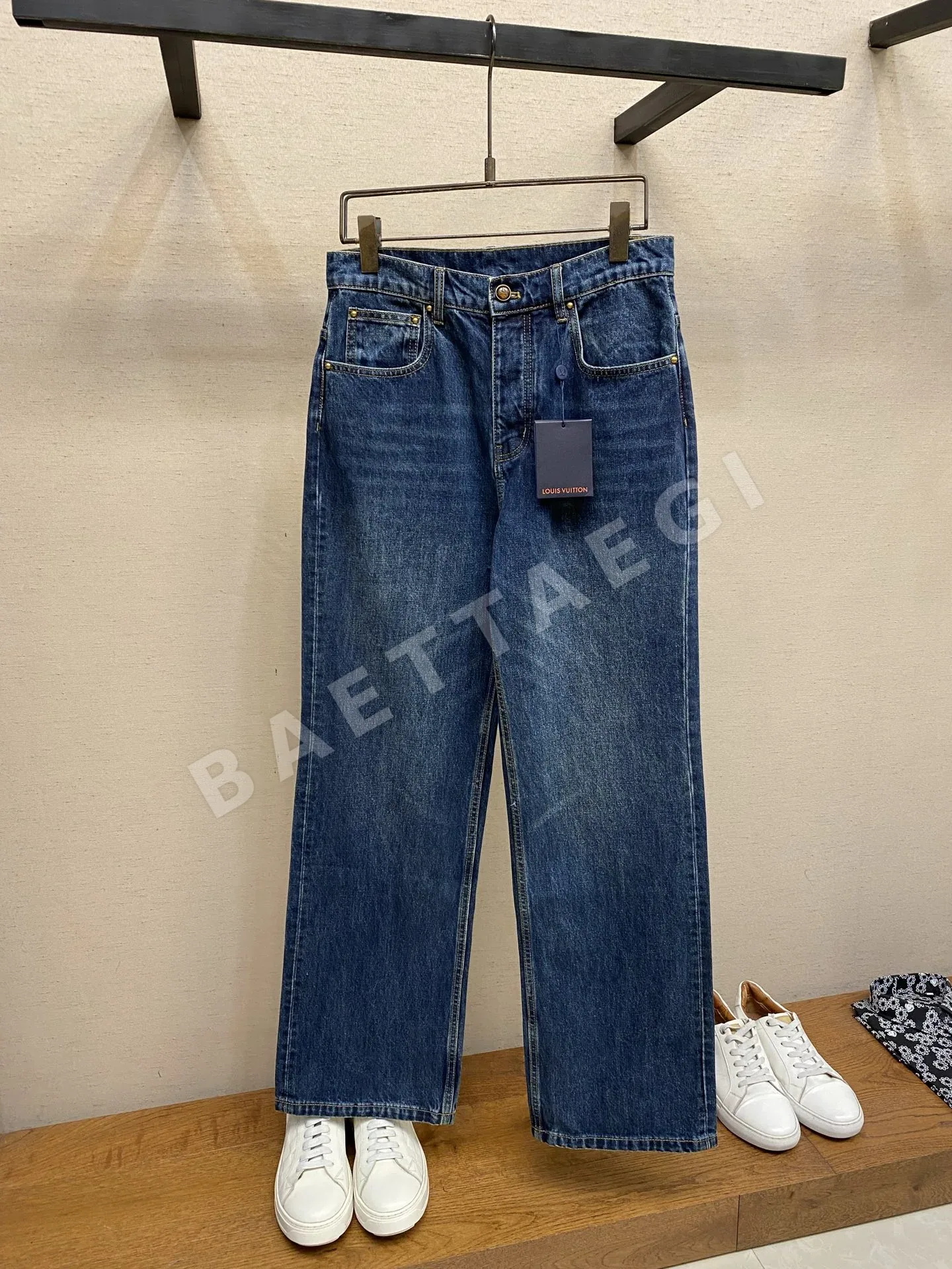 루이비통 목재 무늬 버클 가죽 뒷주머니 남성 청바지 52991