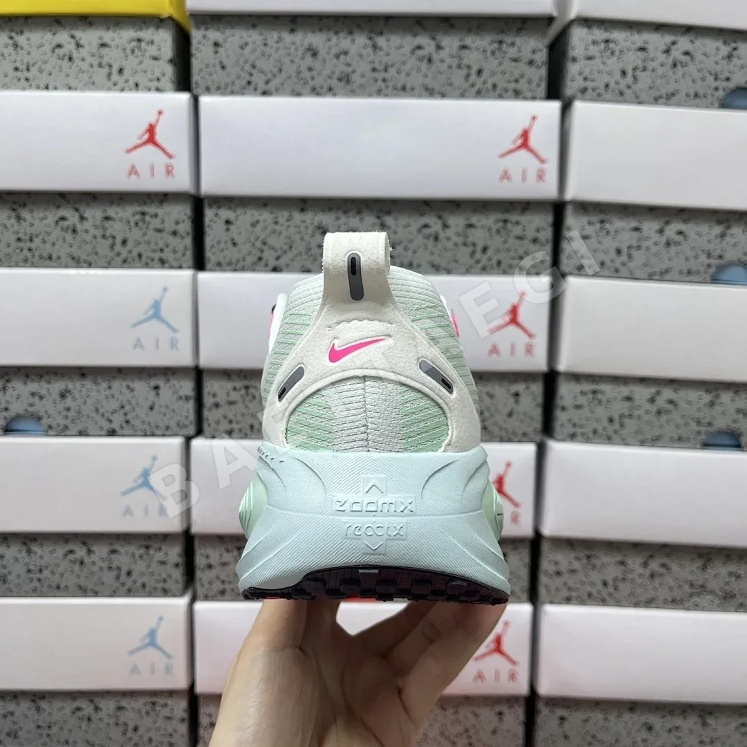 나이키 [XY] 보메로 18 IM6676-104 201156 Nike Vomero 18 White Glacier Blue Hyper Pink 상세 이미지 3