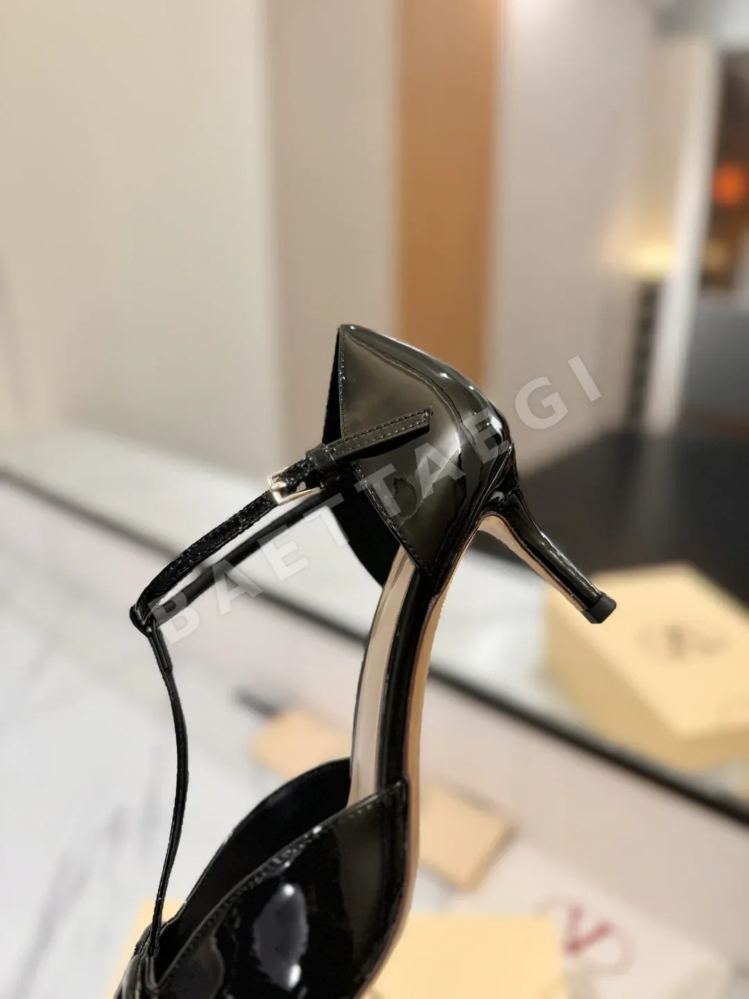 발렌티노 V 로고 버클 샌들 상세 이미지 7