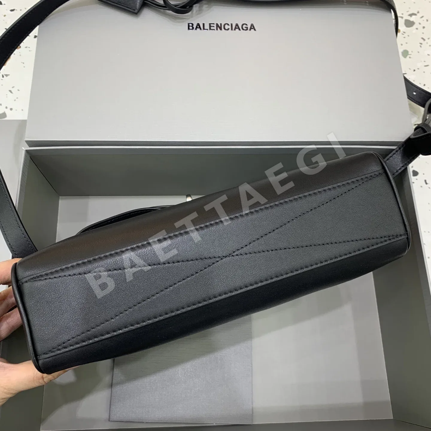 발렌시아가 벨레어 메신저백 블랙 가방 상세 이미지 4