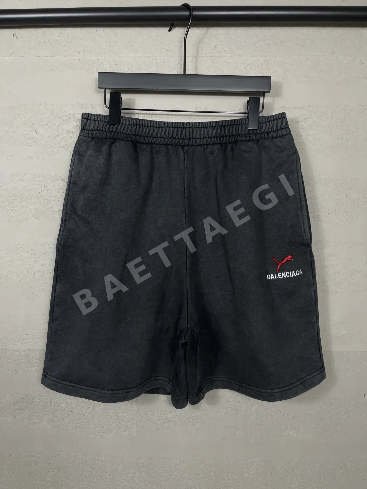 발렌시아가 자수 로고 데미지 가공 남성 반바지 88697