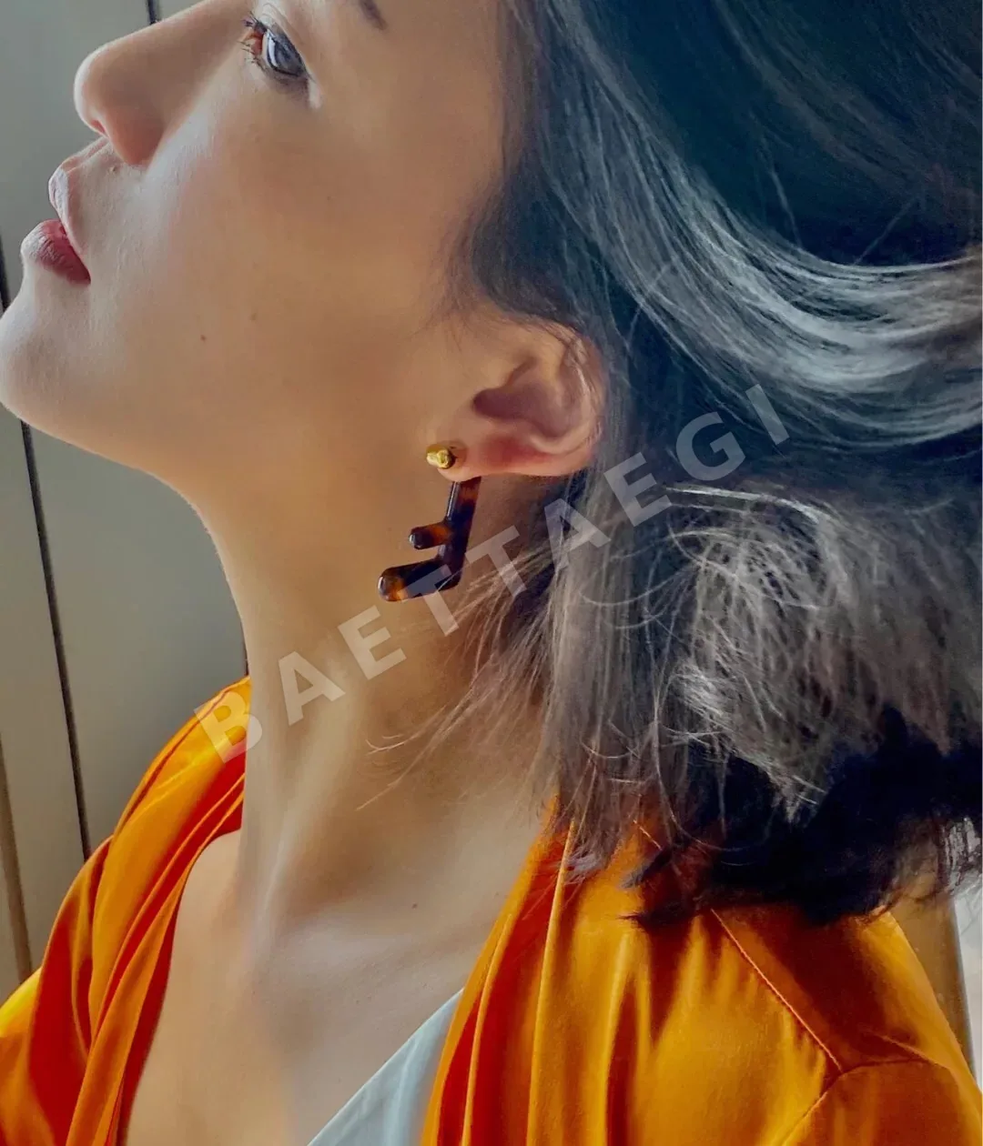 펜디 레터 스터드 투톤 귀걸이 상세 이미지 3