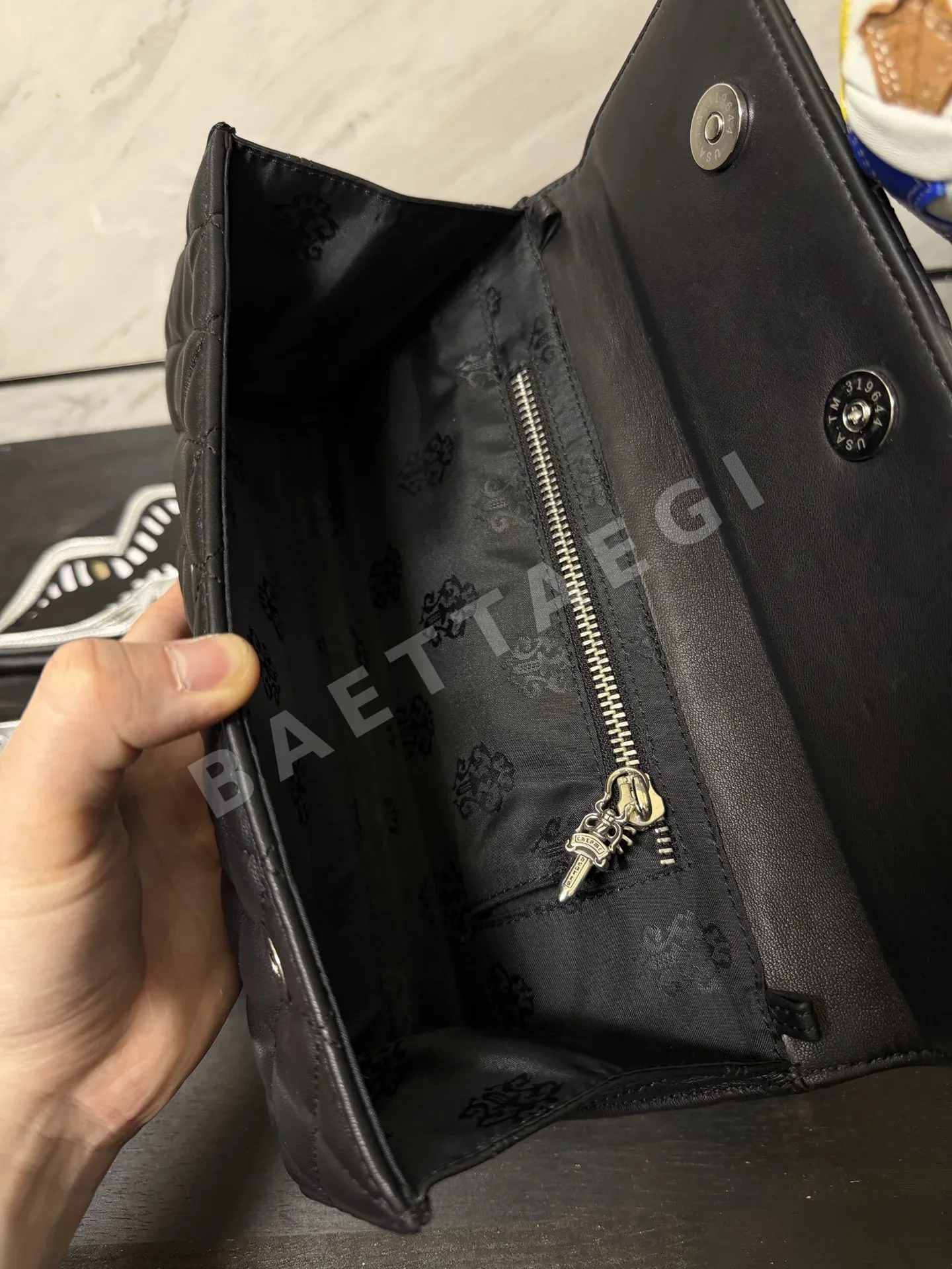 크롬하츠 퀼팅 체인 스트랩 클러치백 상세 이미지 6