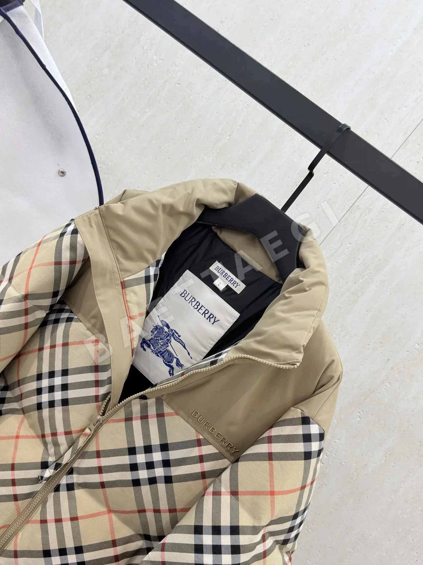 버버리 남성 화이트 덕다운 패딩 상세 이미지 4