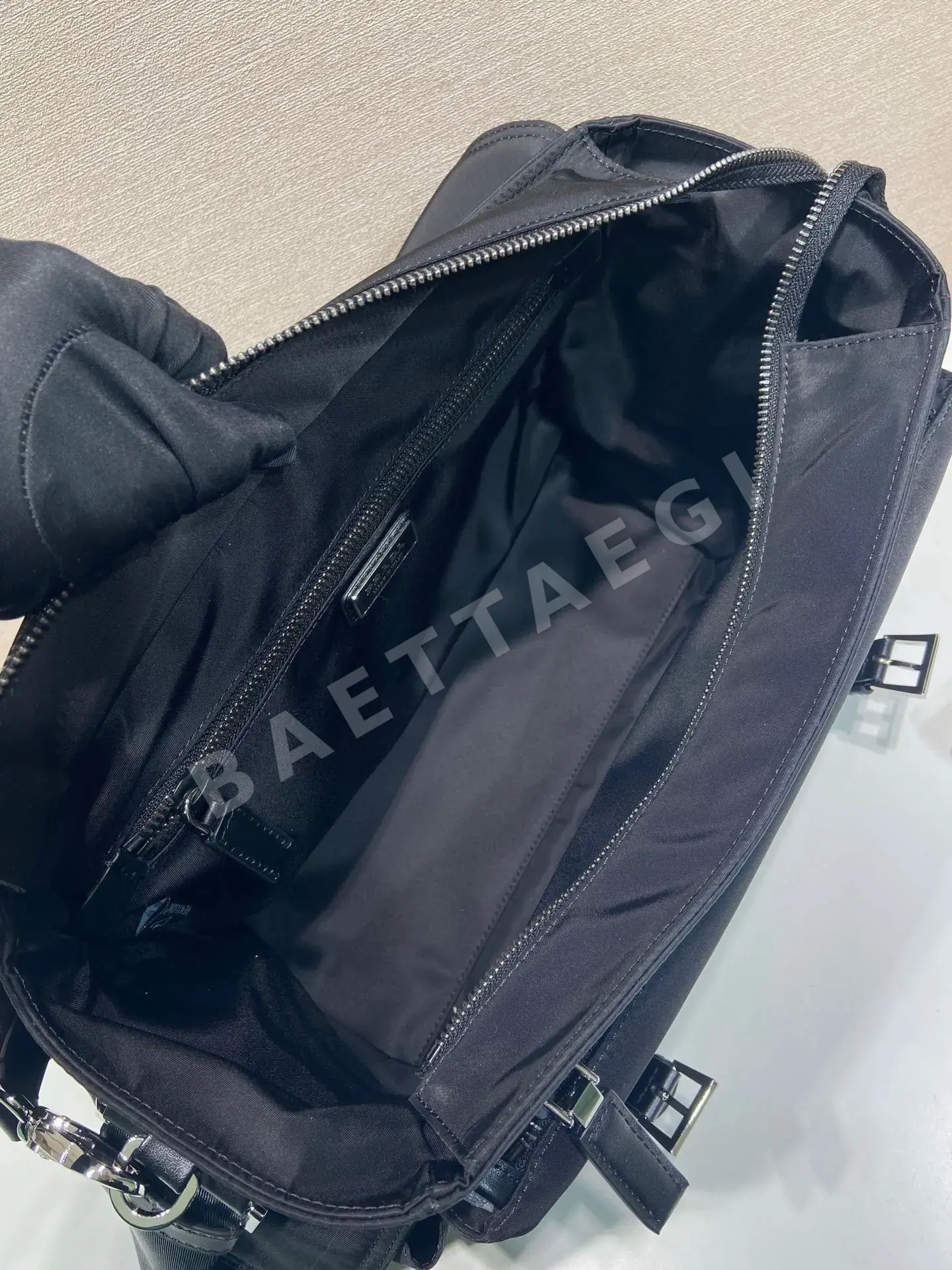 프라다 멀티포켓 플랩 숄더백 상세 이미지 8