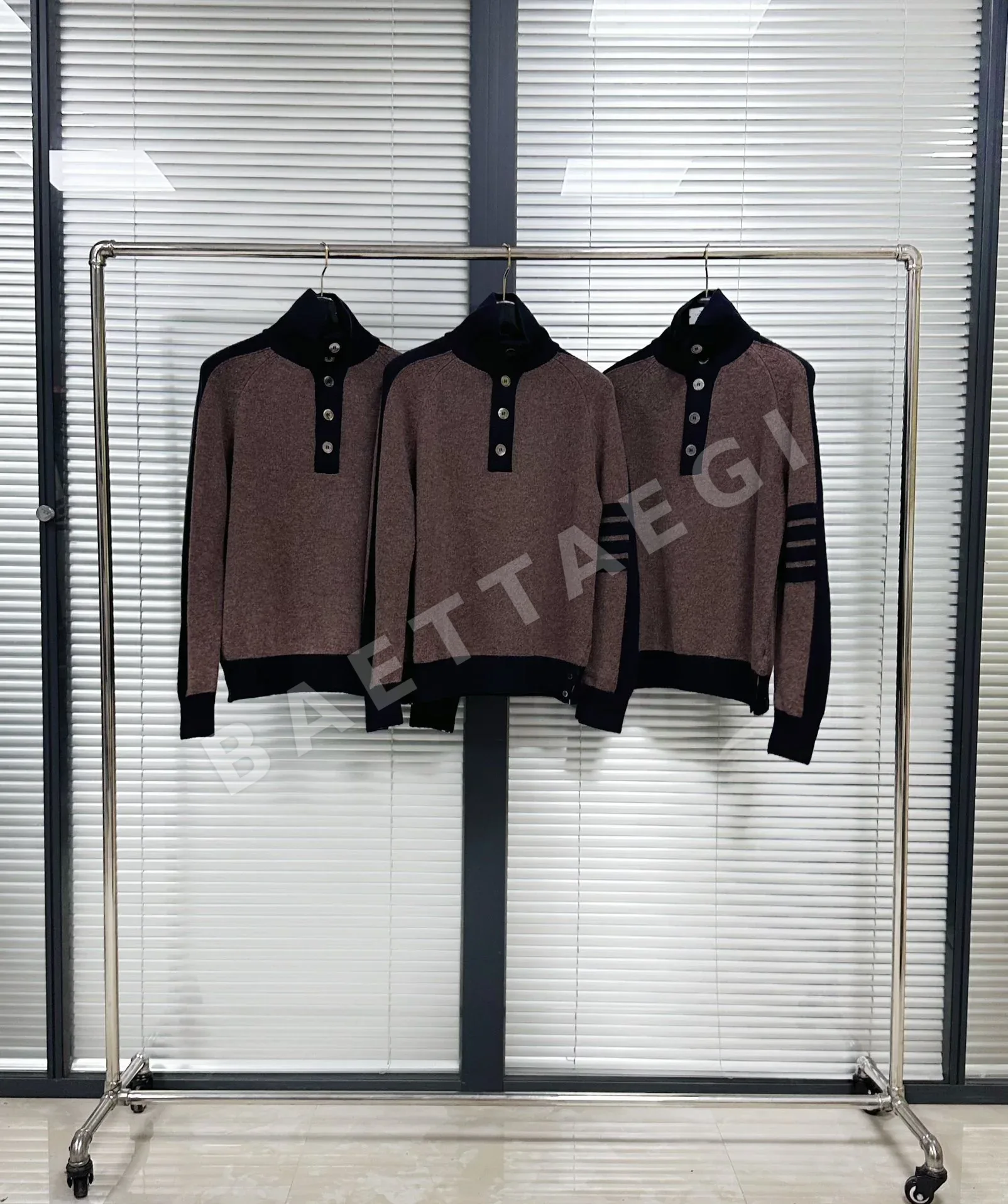 톰브라운 울 카라 블록 가디건 니트 상세 이미지 1