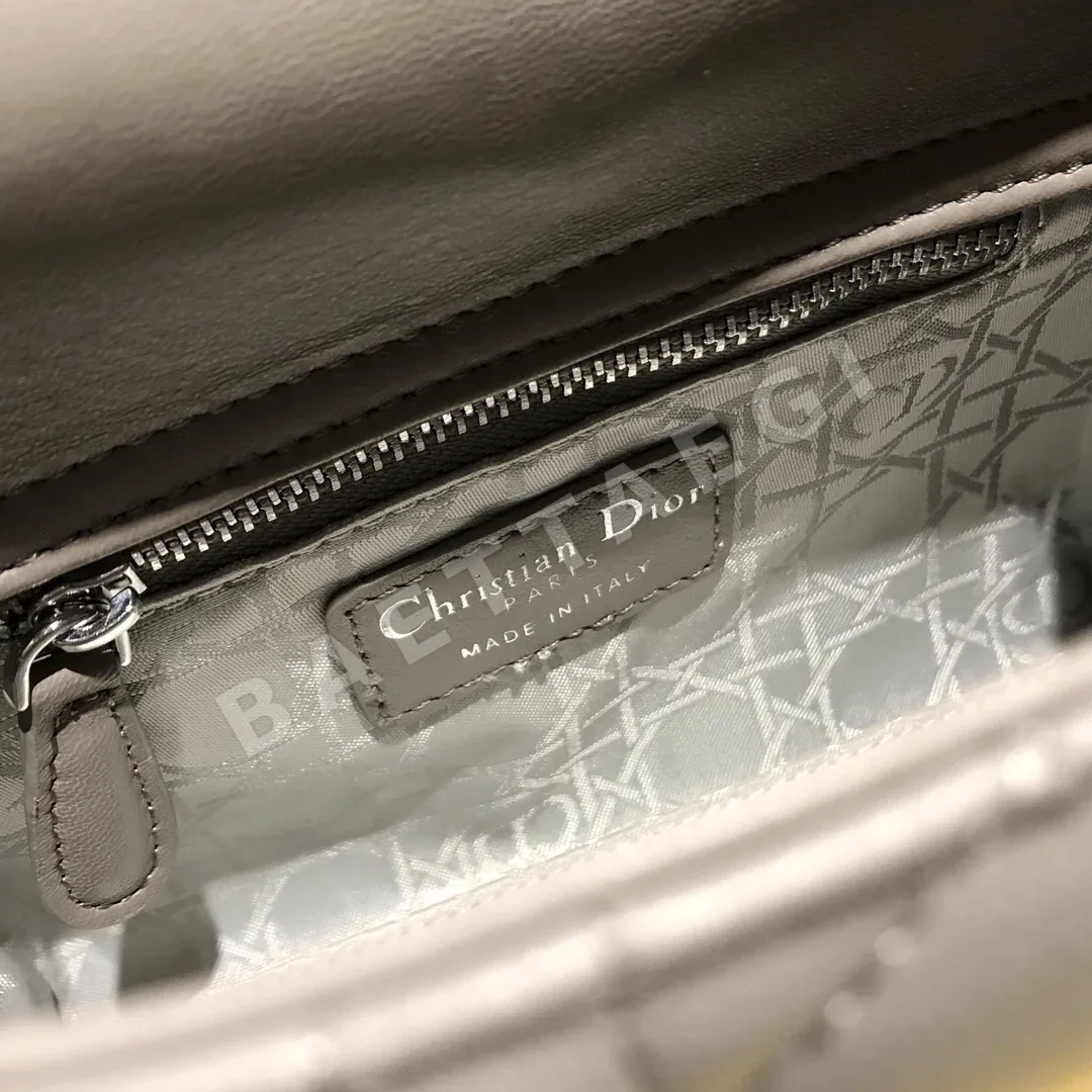 디올 레이디 클래식 3 컴파트먼트 램스킨 가방 상세 이미지 9