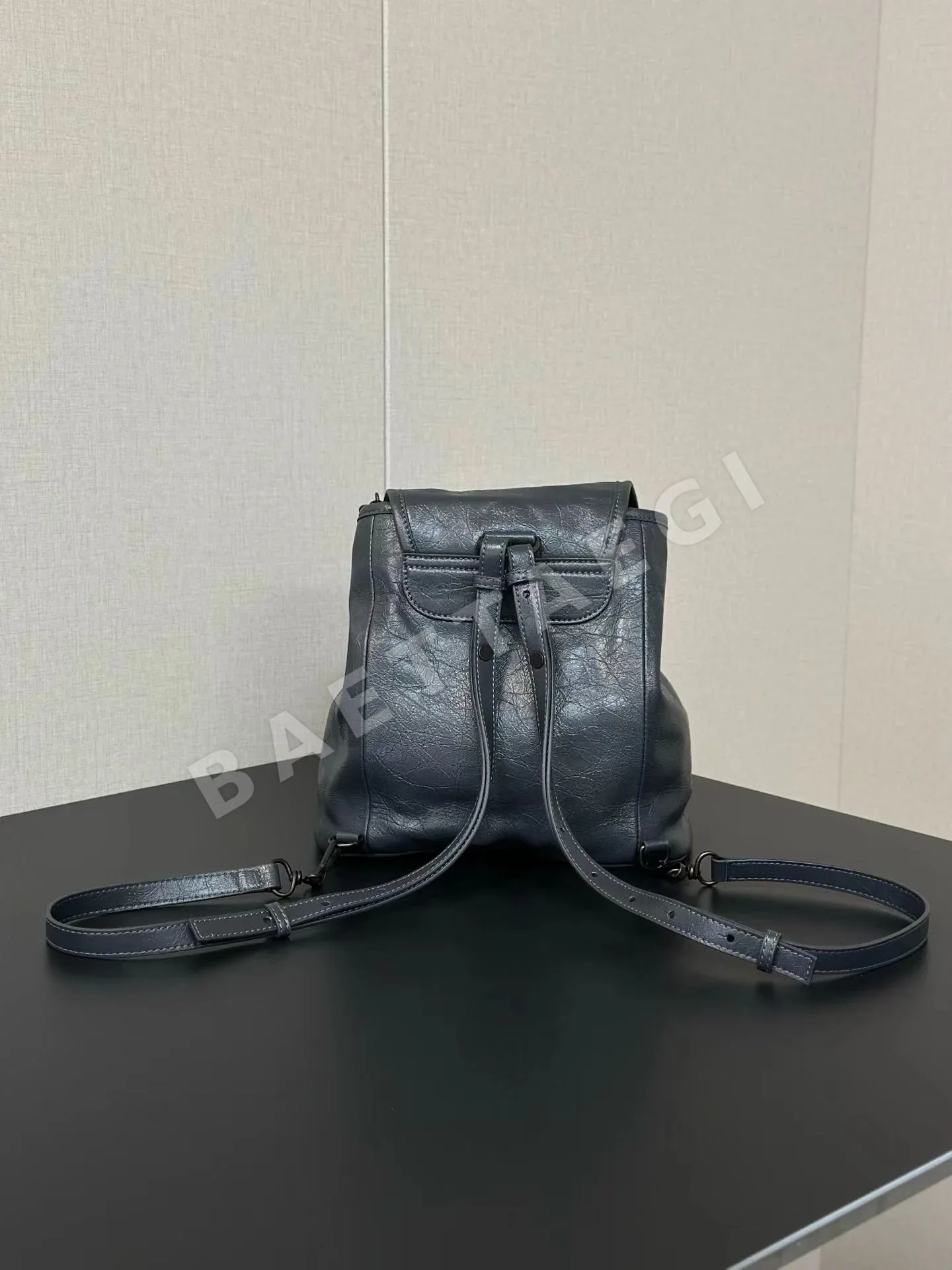 발렌시아가 주름 램스킨 다크 그레이 백팩 상세 이미지 3