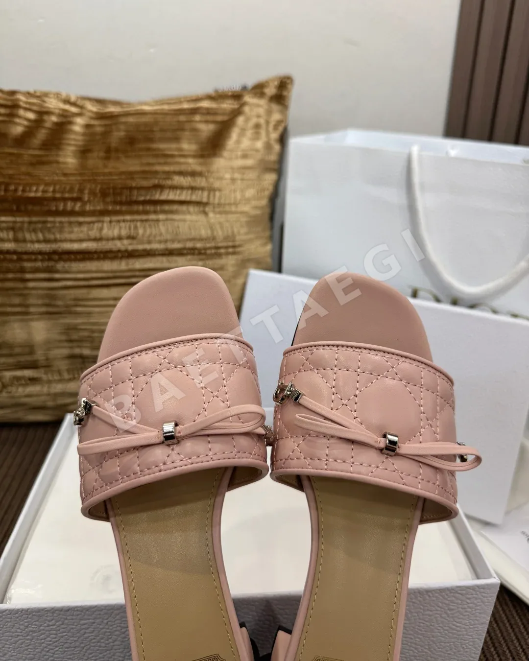 디올 카나쥬 램스킨 퀼팅 샌들 상세 이미지 7