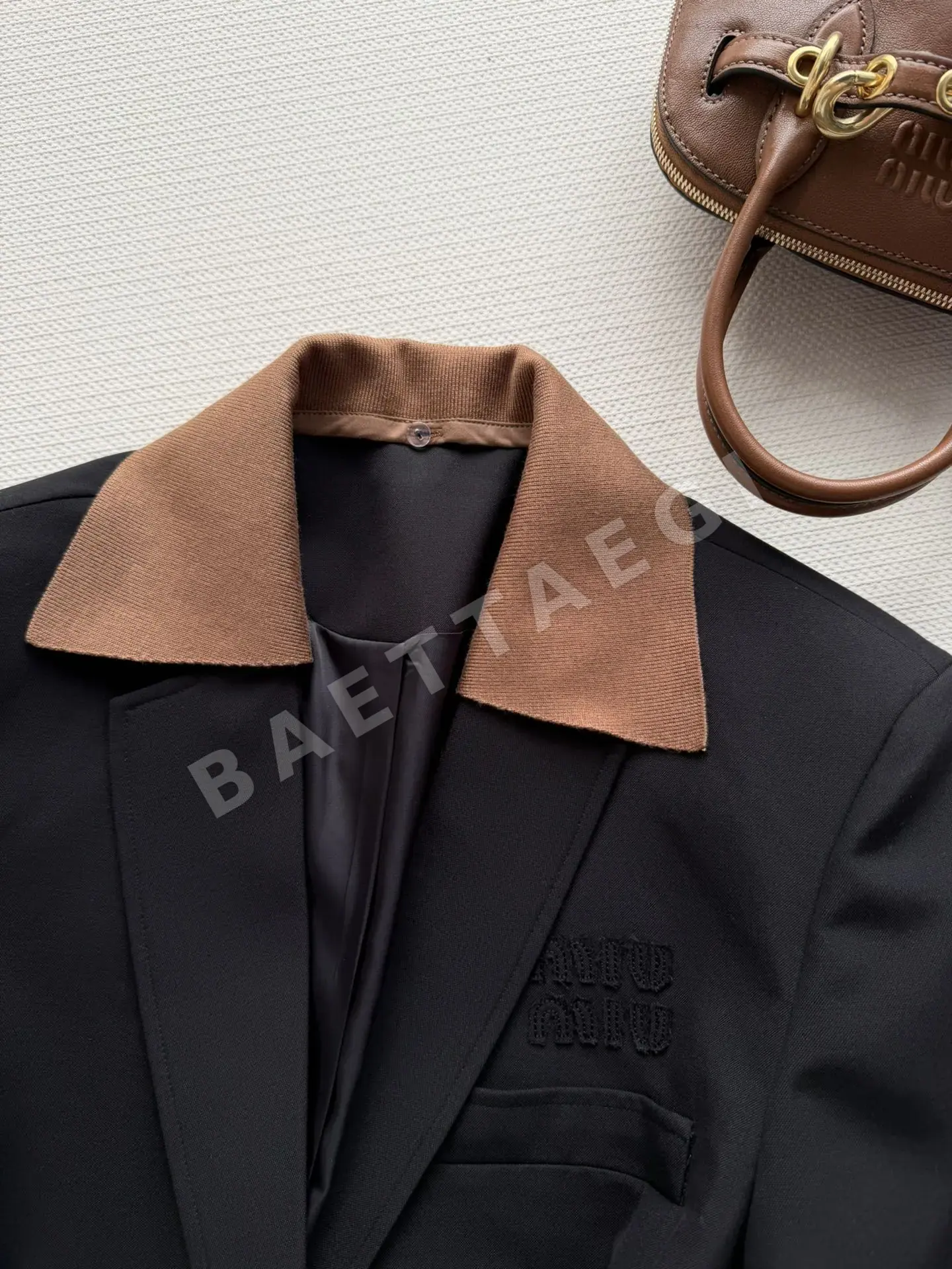 미우미우 탈착 카라 로고 니트 블레이저 자켓 상세 이미지 8