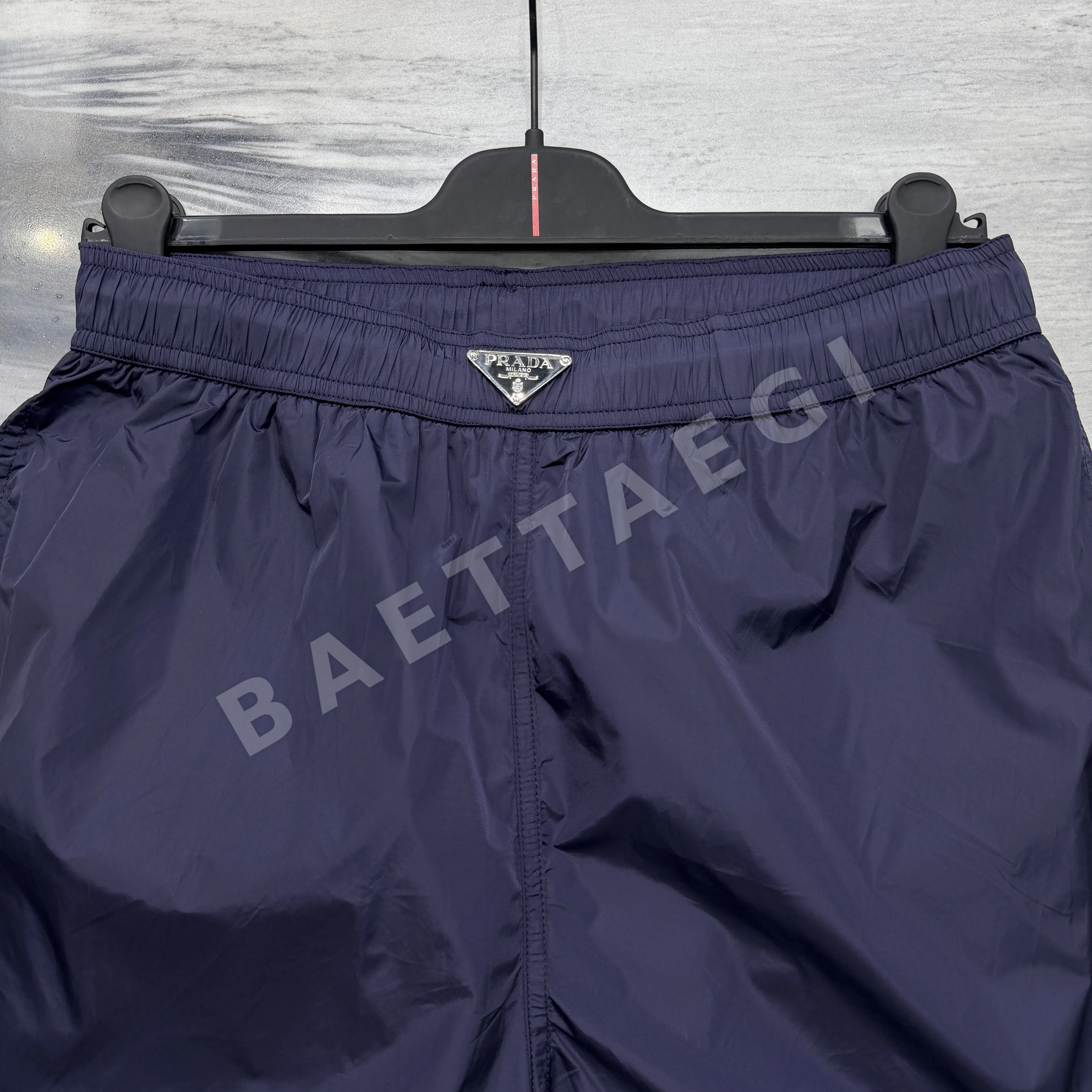 프라다 Re-Nylon 솔리드 컬러 엘라스틱 비치 반바지 41245 Prada Shorts 상세 이미지 14