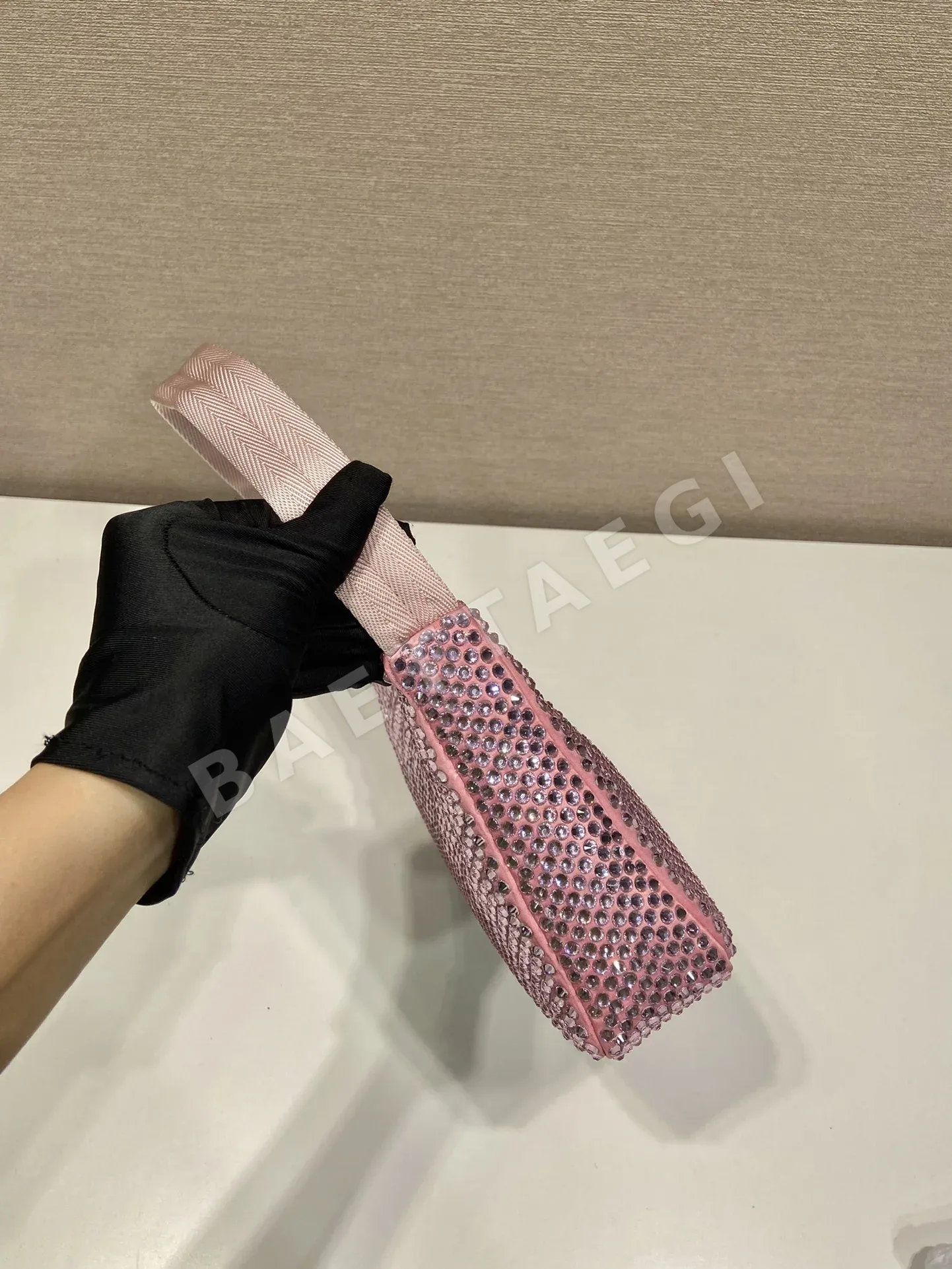 프라다 라인스톤 메시 호보 가방 1NE515 상세 이미지 6