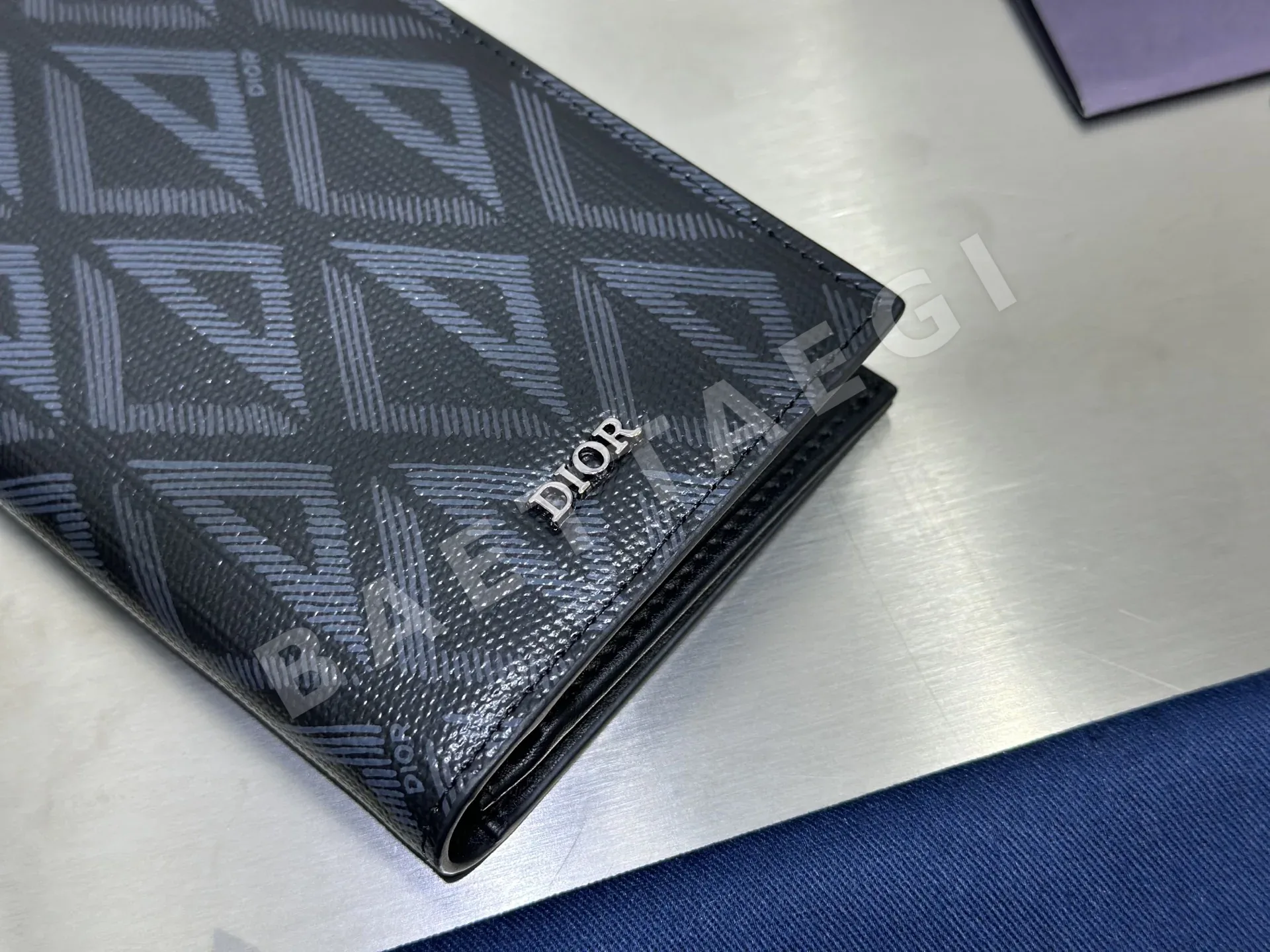 디올 CD 로고 블랙 그레인 카프스킨 세로형 이중 접이식 지갑 상세 이미지 2