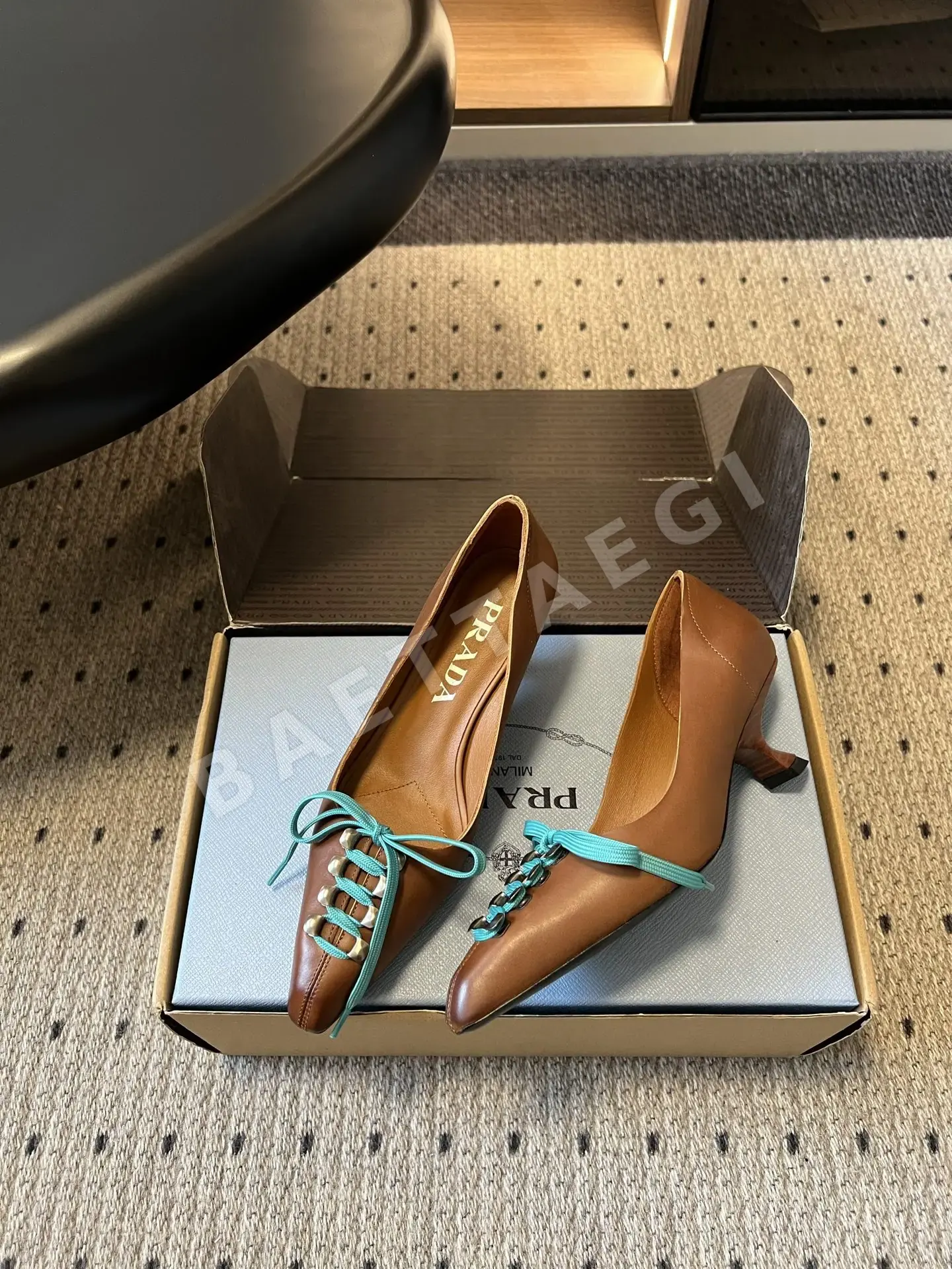 프라다 메탈 버클 리본 포인티드토 키튼힐 5.5 cm 상세 이미지 3