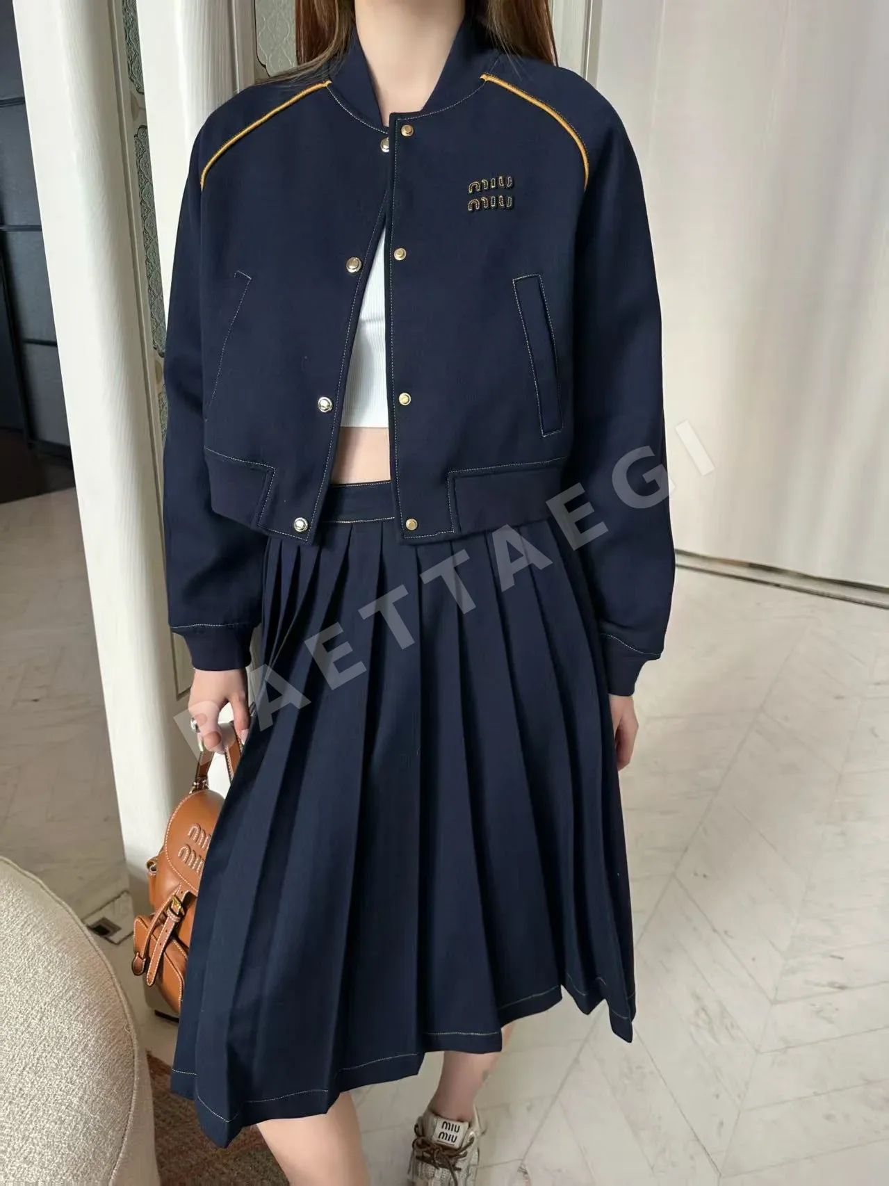 미우미우 레터 자수 숏 자켓 121635