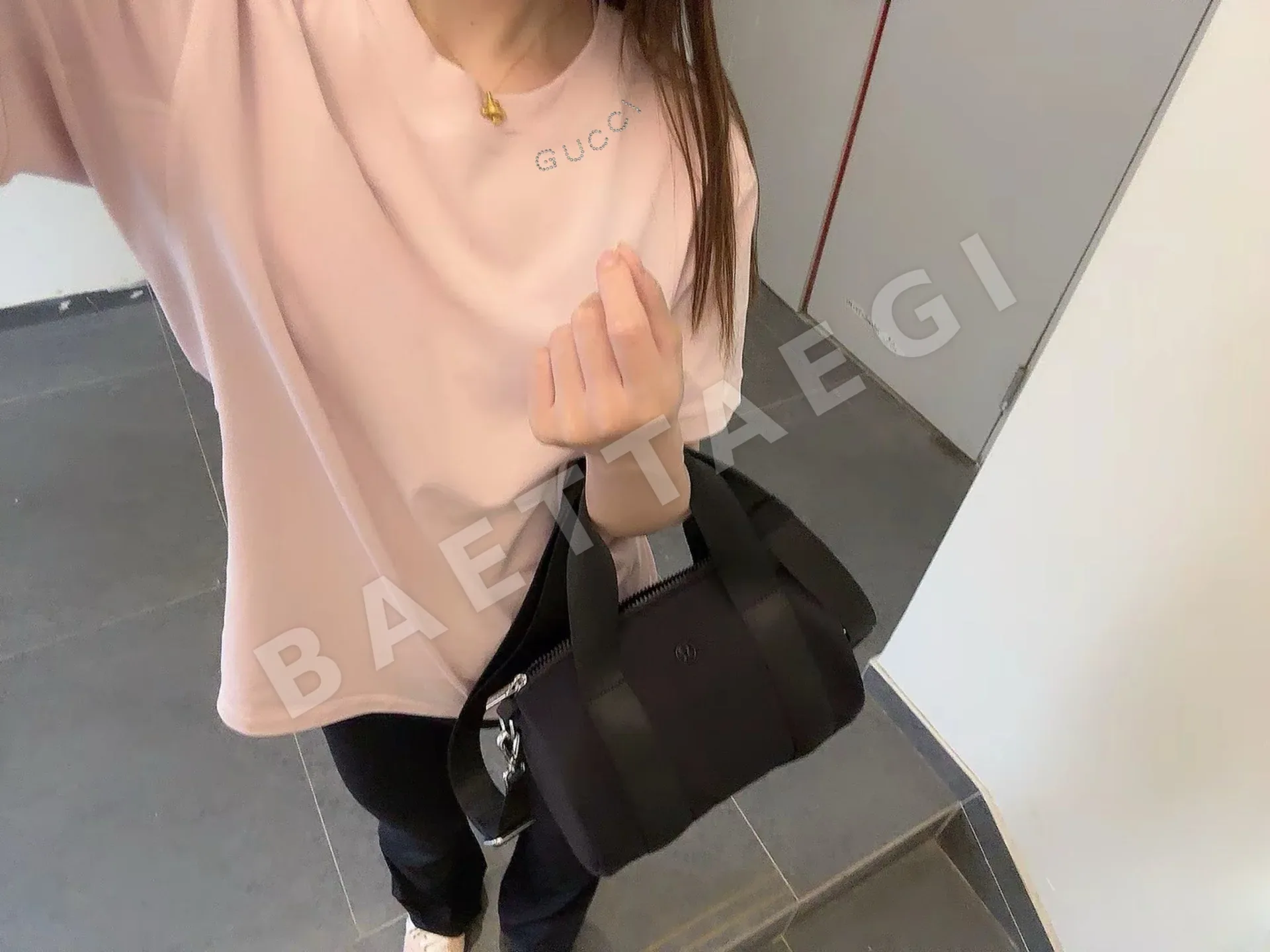 구찌 네크라인 라인스톤 핑크 반팔 티셔츠 상세 이미지 2