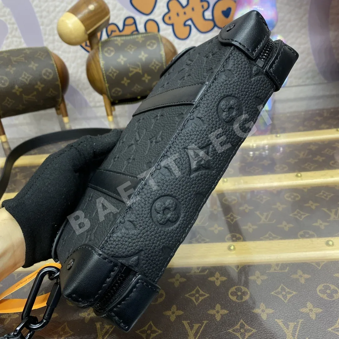 루이비통 엠보스 소프트 트렁크 크로스 바디 가방 M69838 상세 이미지 4