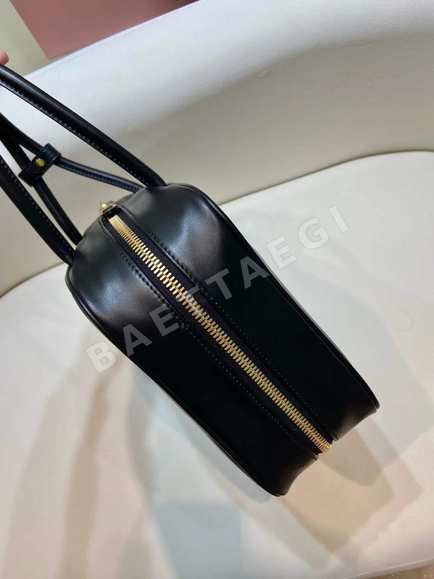 미우미우 블랙 라지 볼링백 5BB117 상세 이미지 5