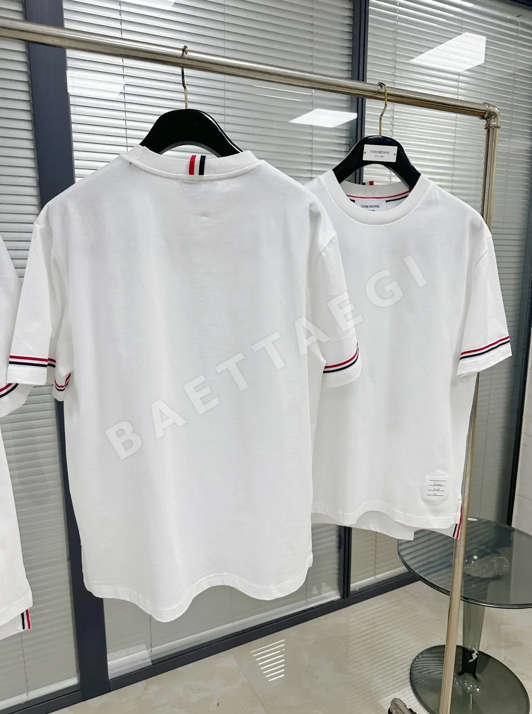 톰브라운 3색 카라 스트라이프 반팔 티셔츠 상세 이미지 5