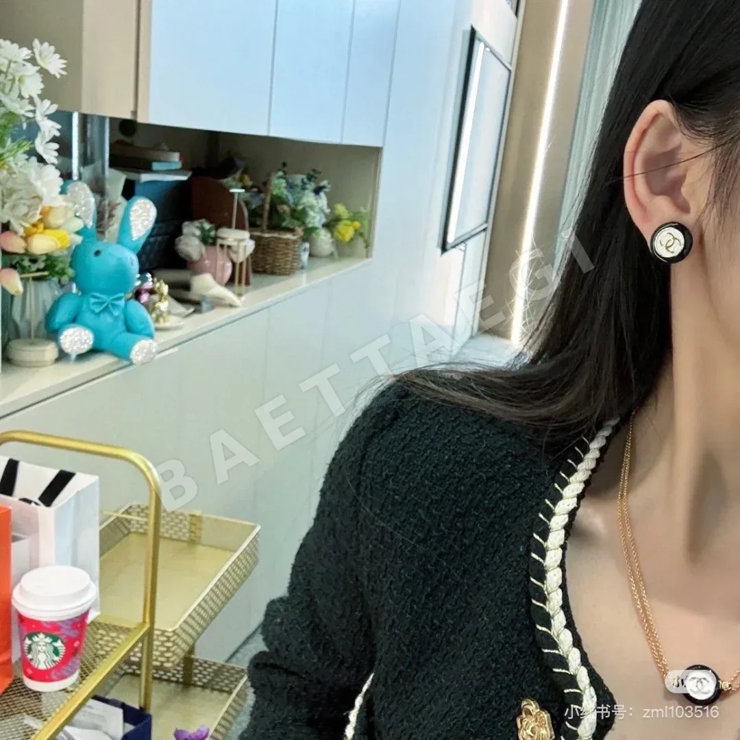 샤넬 블랙&화이트 버튼 라운드 에나멜 귀걸이 149516