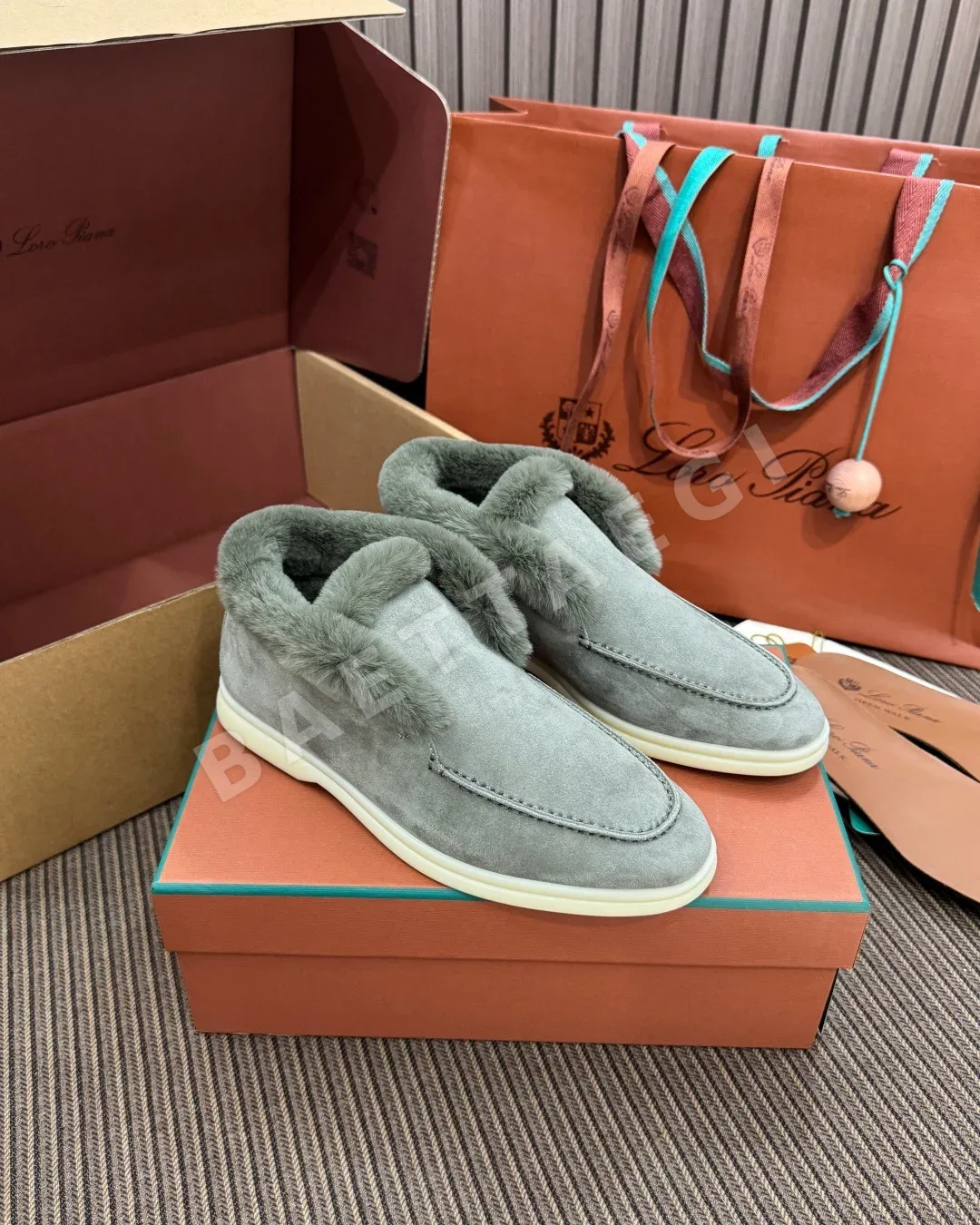로로피아나 오픈 워크 로퍼 여성 밀리터리그린 스웨이드 상세 이미지 2