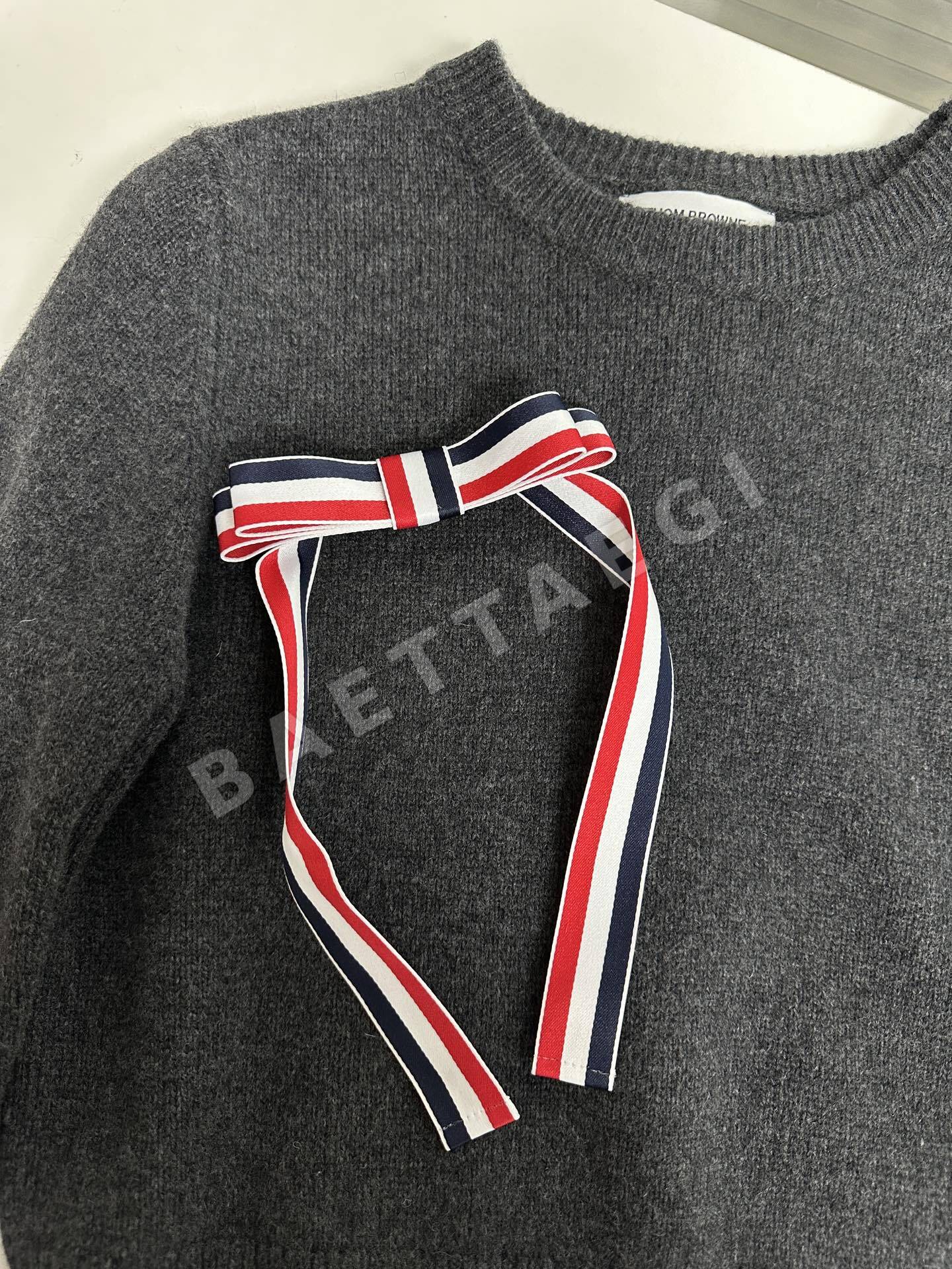 톰브라운 4바 스트라이프 리본 라운드넥 울 니트 상세 이미지 8
