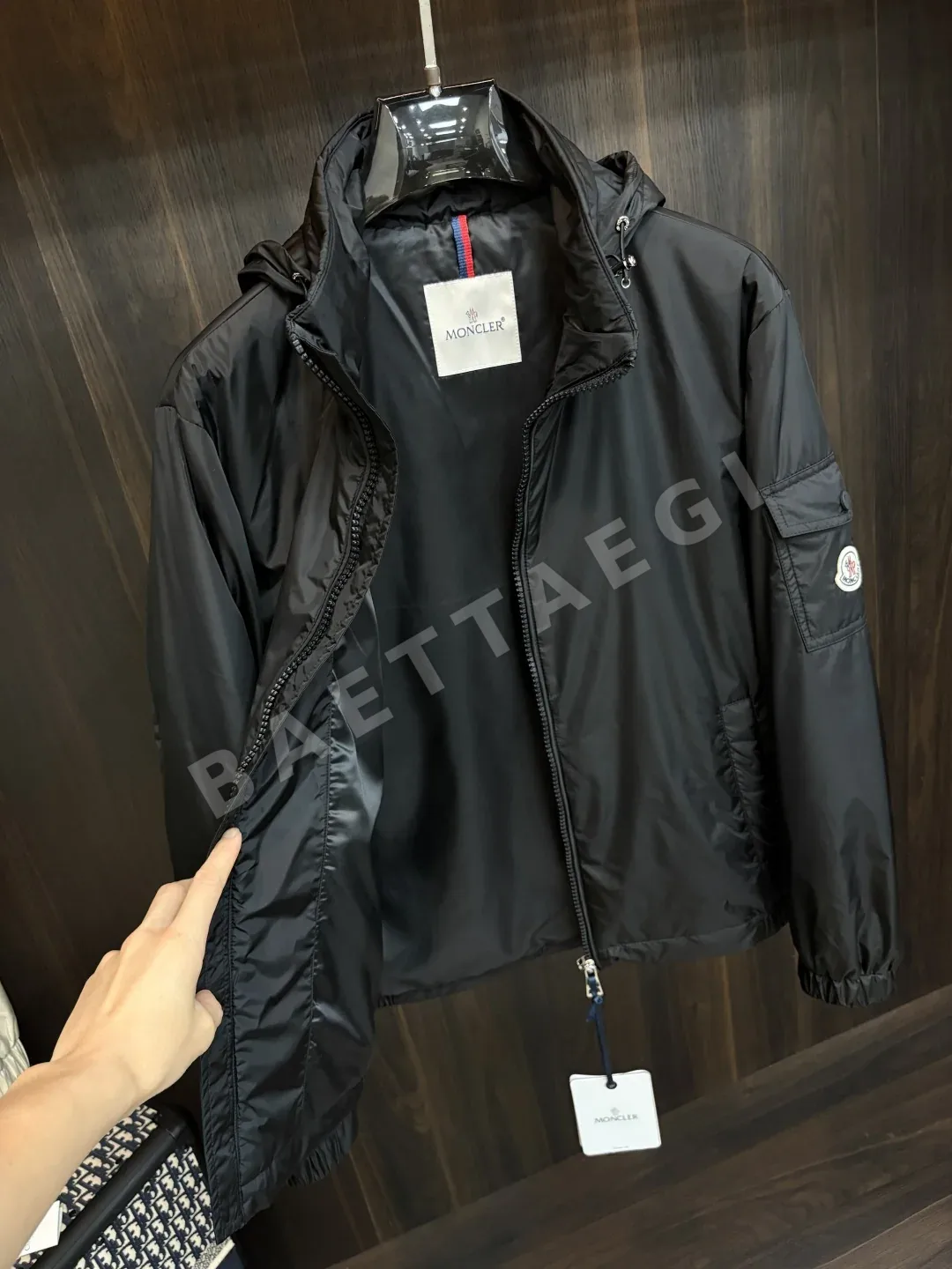 몽클레르 후드 스탠드카라 경량 패딩 자켓 상세 이미지 2