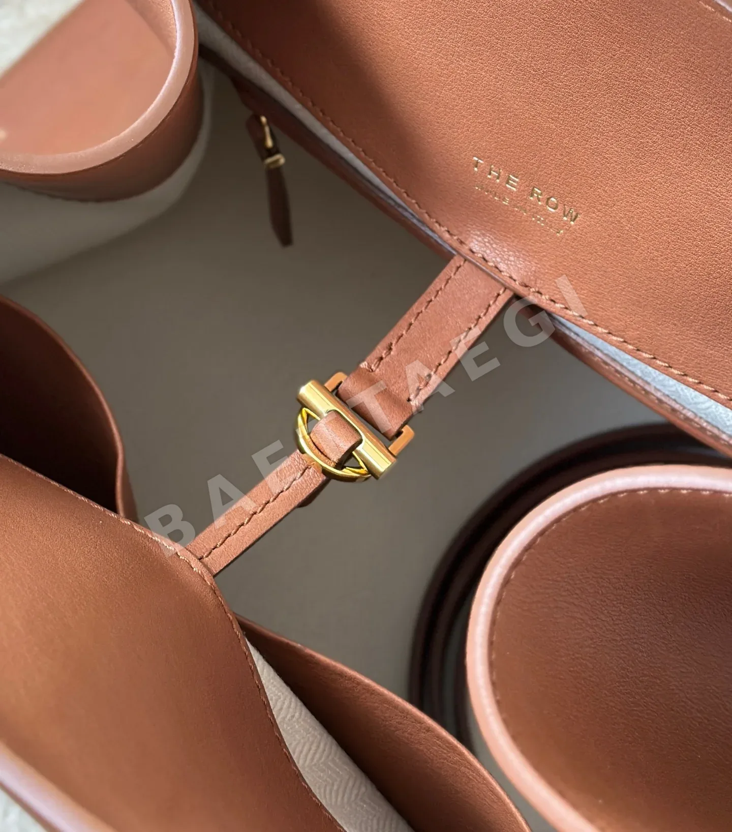 더로우 마르고 새들 가죽 핸드백 상세 이미지 7