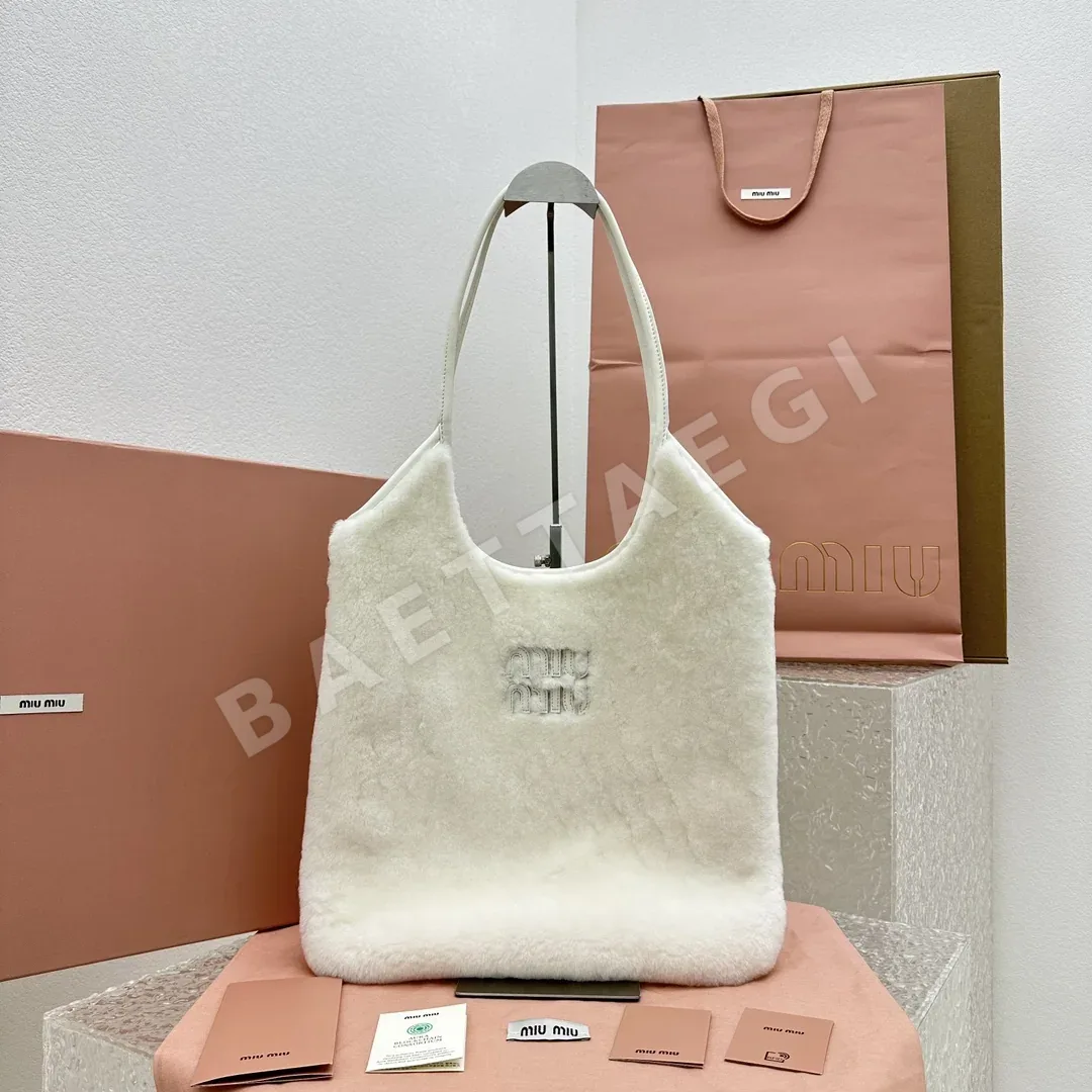 미우미우 화이트 토트 숄더백 68072