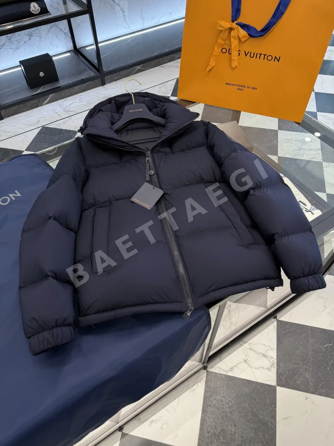 루이비통 루이 비통 모노그램 다운 블루종 블랙 컬러 후드 패딩 자켓 160072 Louis Vuitton Padding 상세 이미지 4