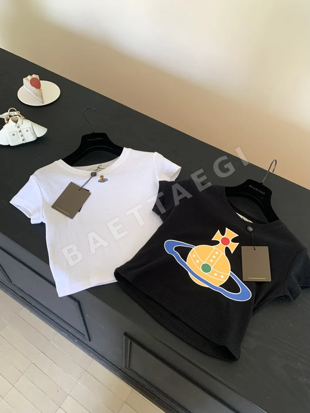 비비안웨스트우드 새턴 자수 슬림핏 반팔 티셔츠